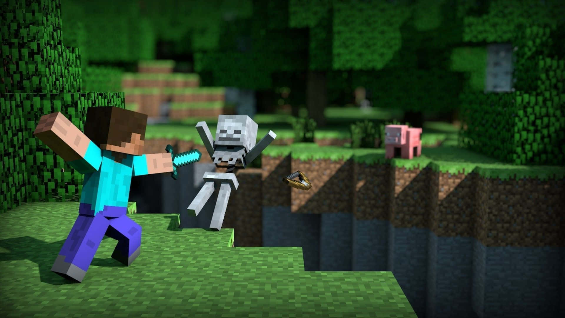 最佳 Minecraft 桌布 壁紙 — 一位穿著青色襯衫的Minecraft玩家在長滿草的懸崖邊緣用鑽石劍與骷髏戰鬥。