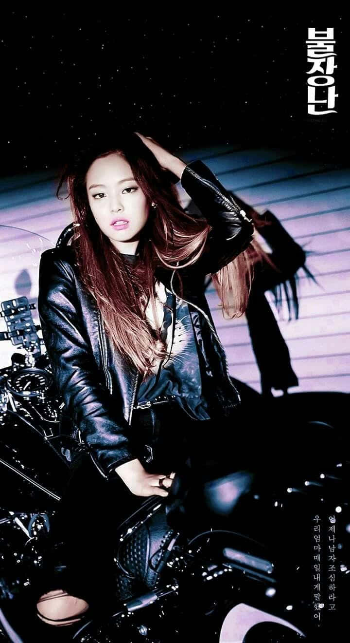 Jennie Kim 桌布 壁紙 — 一位穿著黑色皮褸的女性在紫色燈光下的星空夜空下自信地擺姿勢在電單車上。