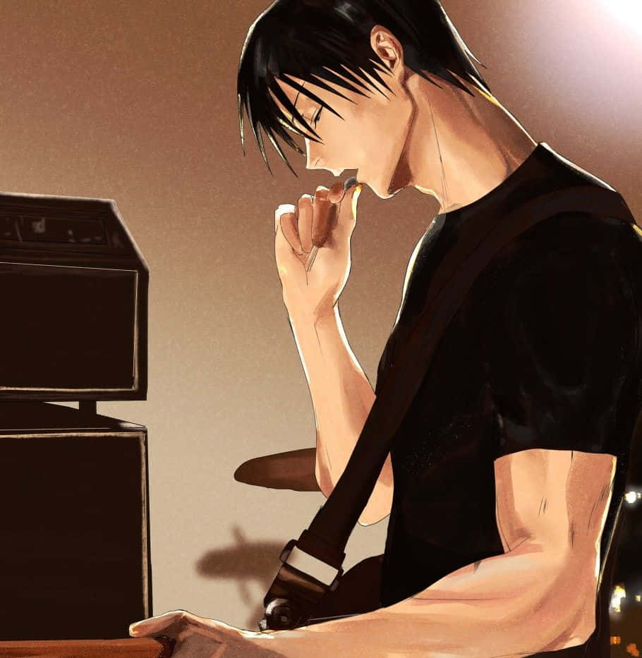 Toji Fushiguro 桌布 壁紙 — 一位穿著黑色襯衫的年輕動漫男子在溫暖的舞台燈光下專注地彈結他。