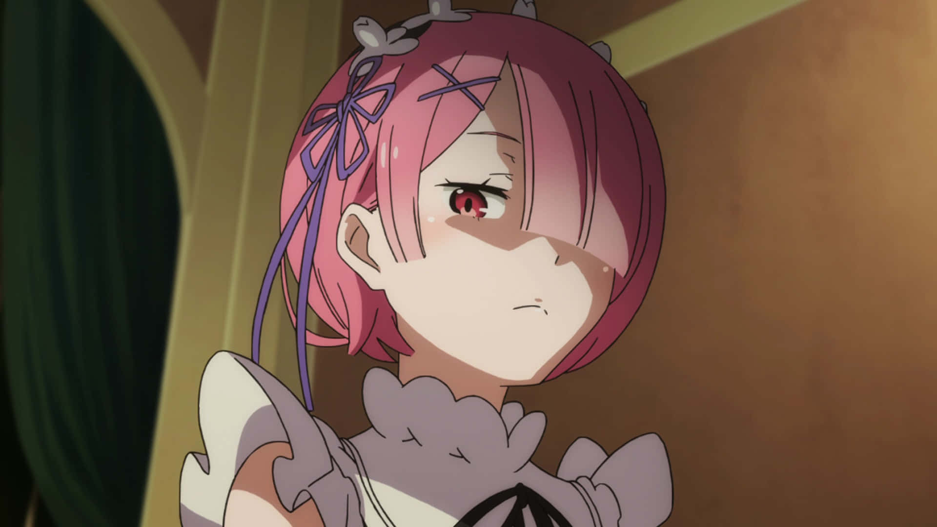Re Zero Ram 桌布 壁紙 — 一位粉紅色頭髮、紅色眼睛、戴著紫色蝴蝶結的動漫女孩，在溫暖的室內燈光下低頭露出噘嘴的表情。