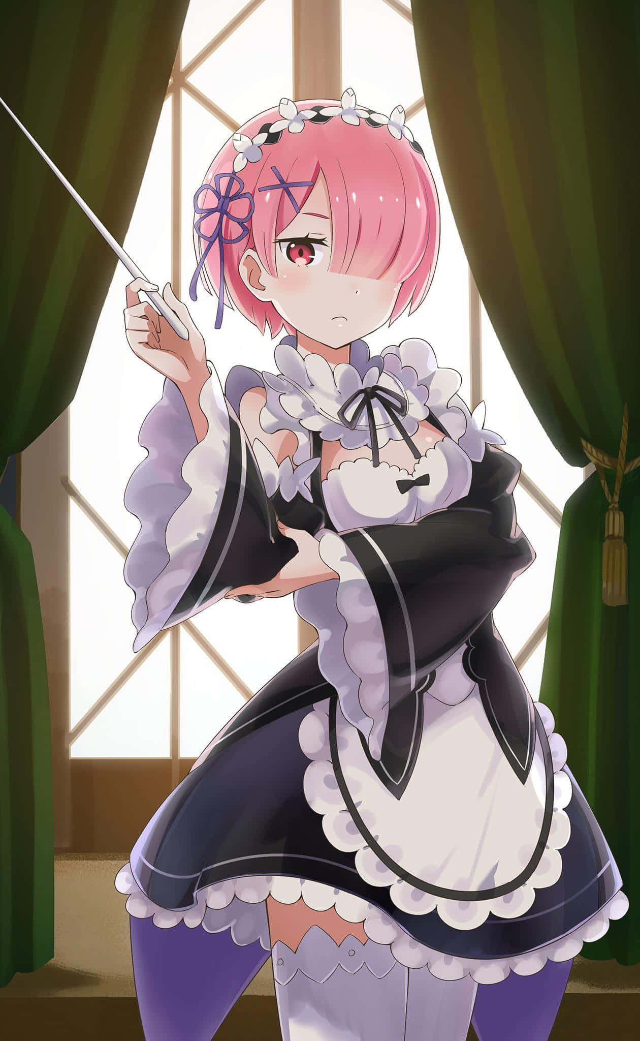 Re Zero Ram 桌布 壁紙 — 一位粉紅色頭髮的動漫女僕，紅色眼睛，在陽光充足的房間裡，綠色窗簾框住，手持魔杖。