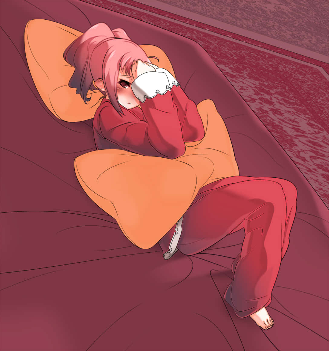 Anya Alstreim 桌布 壁紙 — 一位粉紅色頭髮的動漫女孩穿著紅色睡衣，蜷縮在栗色沙發上，抱著一個橙色枕頭睡覺。