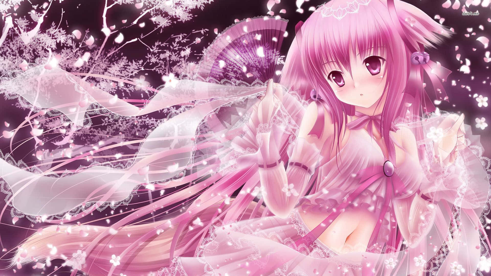 Aesthetic Pink Anime 桌布 壁紙 — 一位粉紅色頭髮的動漫女孩穿著飄逸的粉紅色連衣裙，在櫻花和發光粒子中手持扇子。