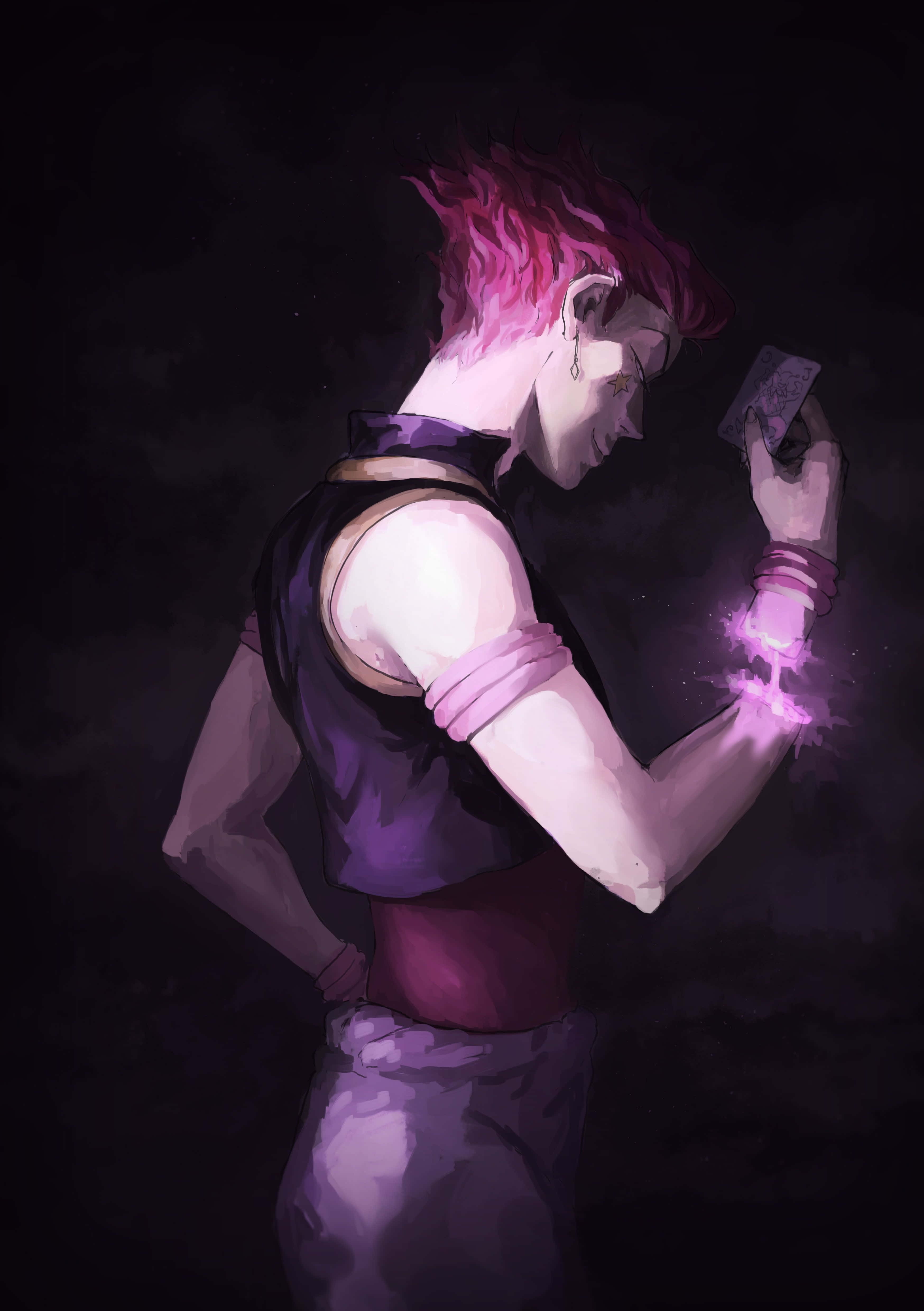 hisoka 桌布 壁紙 — 一位粉紅色頭髮的動漫角色身穿深紫色服裝，在黑色背景前手持一張發光的卡牌，手腕散發出魔法能量。