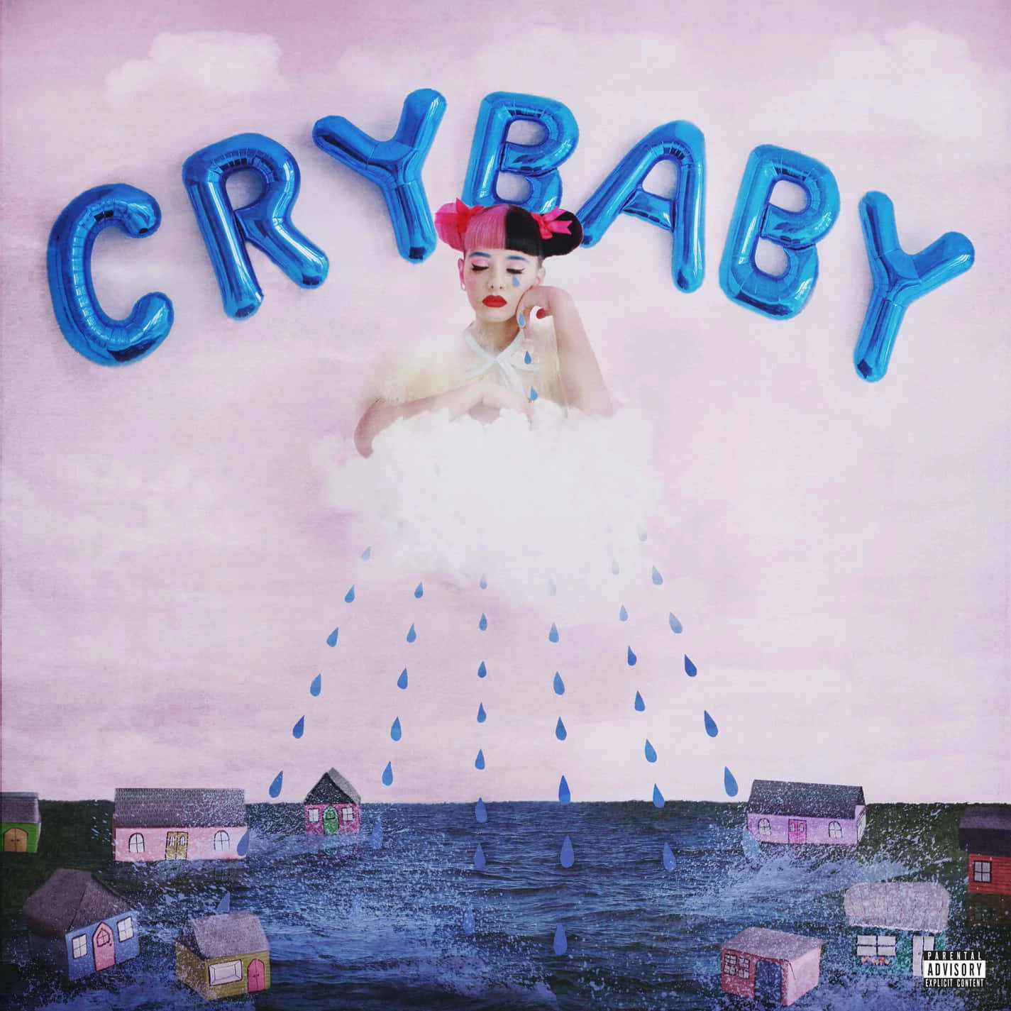 Melanie Martinez 桌布 壁紙 — 一位粉紅色頭髮的女性坐在雲端上，流下藍色眼淚，落在被洪水淹沒的粉彩房屋上，粉紅色的天空下，藍色氣球字母拼出CRYBABY。