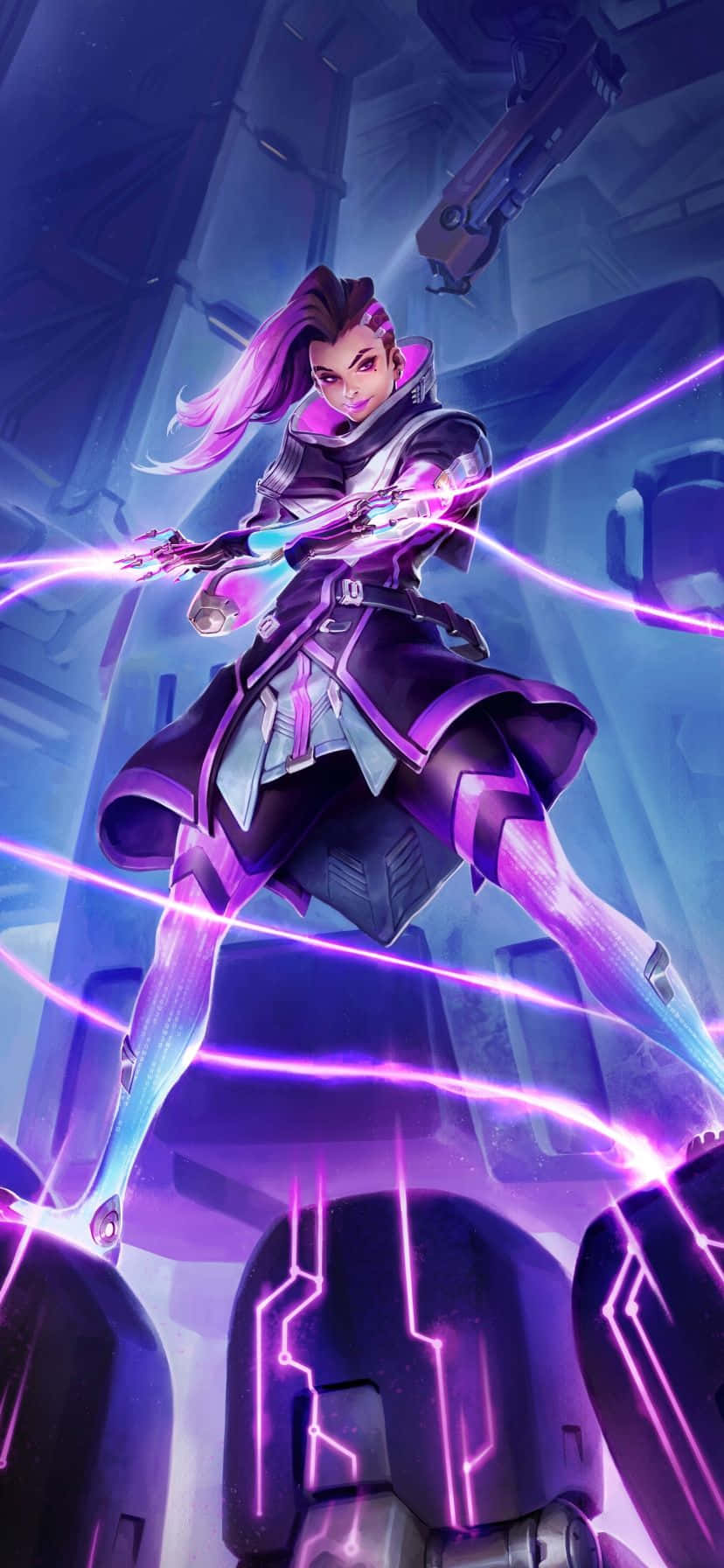 Overwatch Sombra 桌布 壁紙 — 一位粉紅色頭髮的未來動漫戰士，在霓虹燈科幻走廊中揮舞著發光的紫色能量刀片。