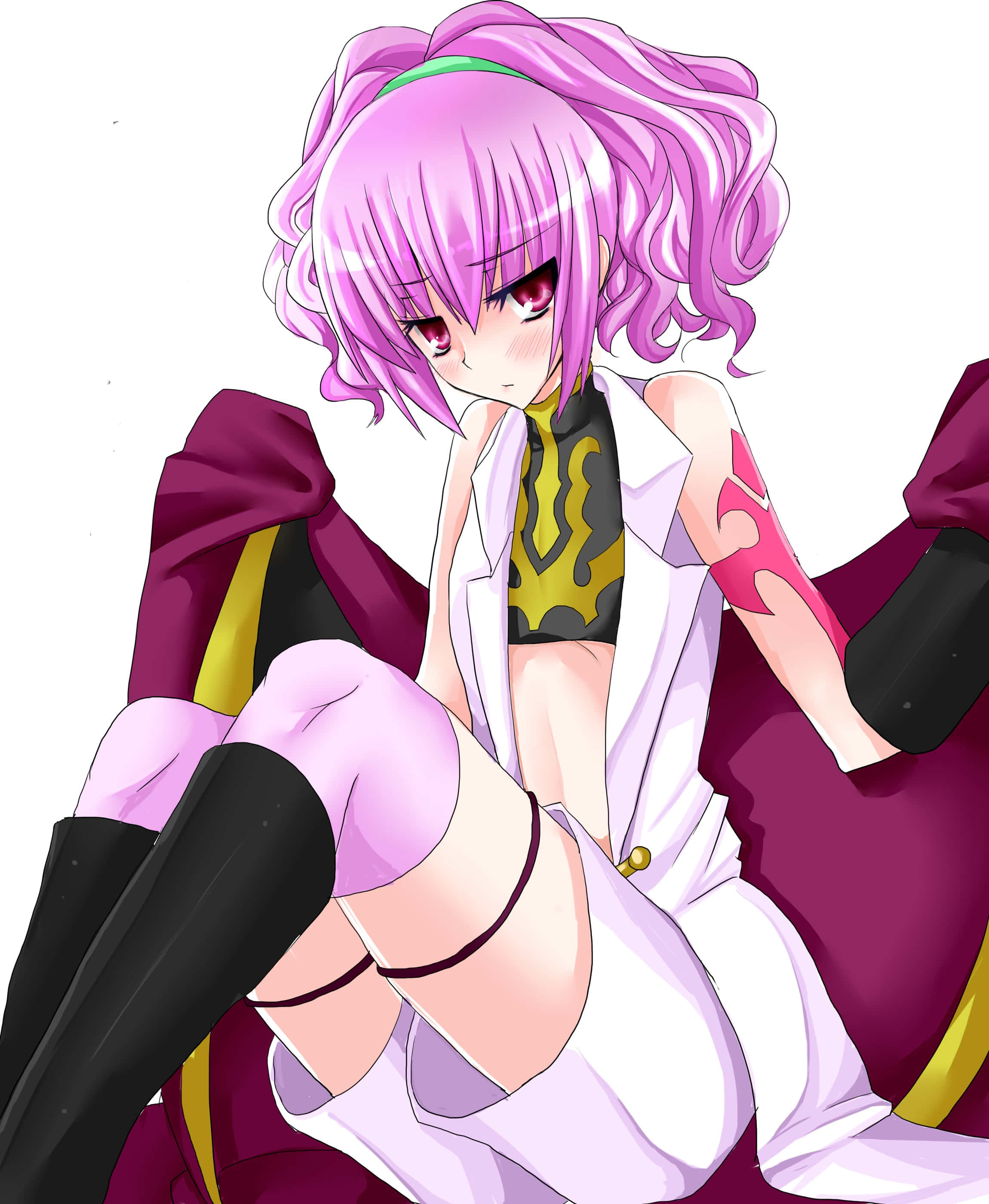 Anya Alstreim 桌布 壁紙 — 一位粉紅頭髮紅眼睛的動漫女孩，穿著白色服裝、紫色斗篷和黑色過膝靴，盤腿而坐。