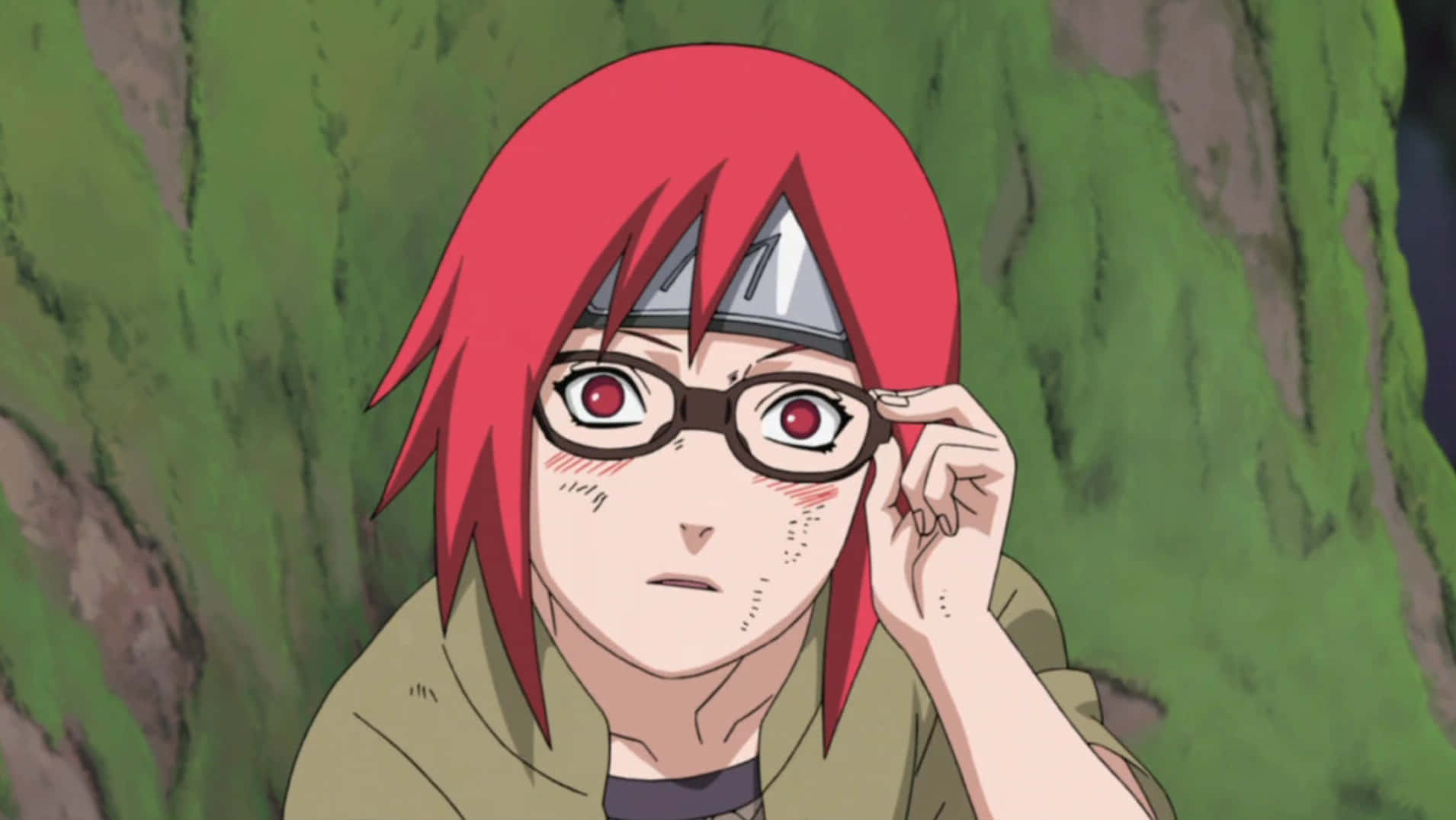 Karin Uzumaki 桌布 壁紙 — 一位紅髮、戴眼鏡、紅眼睛的動漫女孩在苔蘚綠的背景前調整眼鏡。