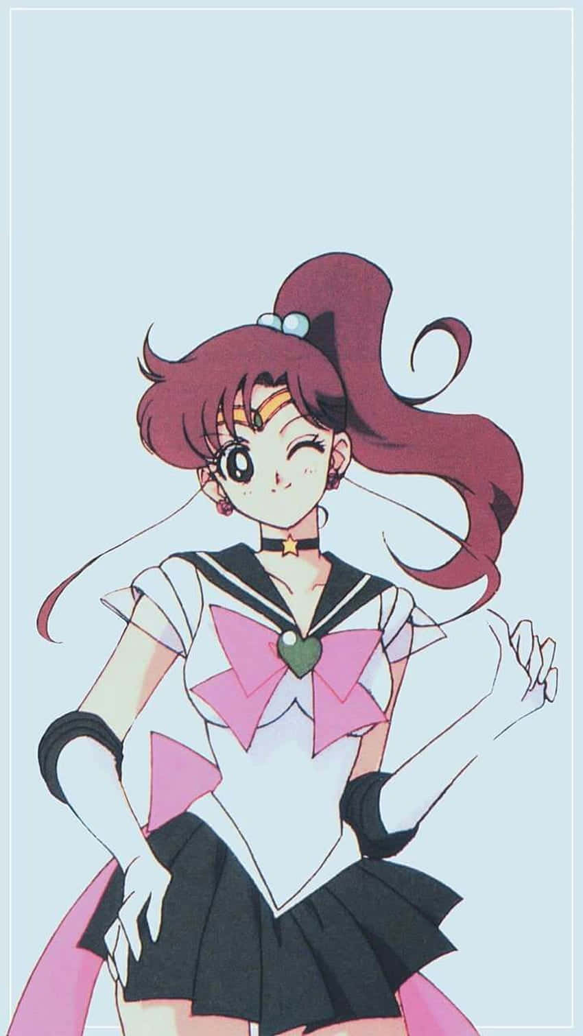 sailor jupiter 桌布 壁紙 — 一位紅髮、戴著粉紅色蝴蝶結的開朗動畫女孩，在柔和的藍色背景上頑皮地眨眼。