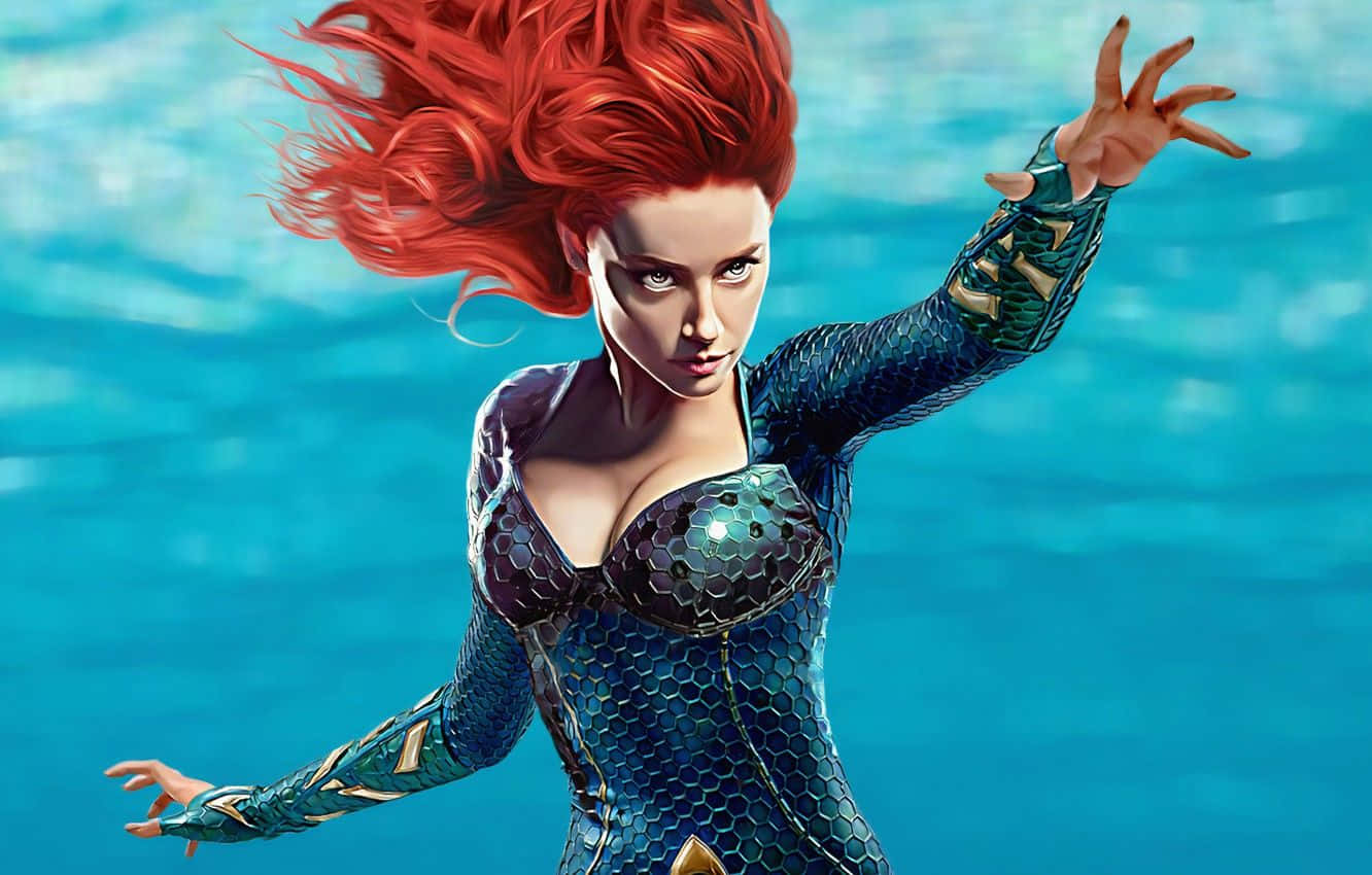 Amber Heard 桌布 壁紙 — 一位紅髮兇猛的美人魚，身穿鱗甲套裝，以動態的動作從碧綠色的水中浮現。