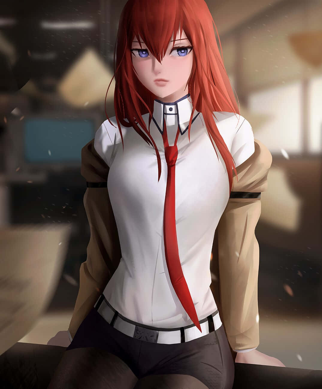kurisu makise 桌布 壁紙 — 一位紅髮動漫女孩，身穿白襯衫和紅領帶，靜靜地坐在模糊的室內環境中，周圍有漂浮的粒子。