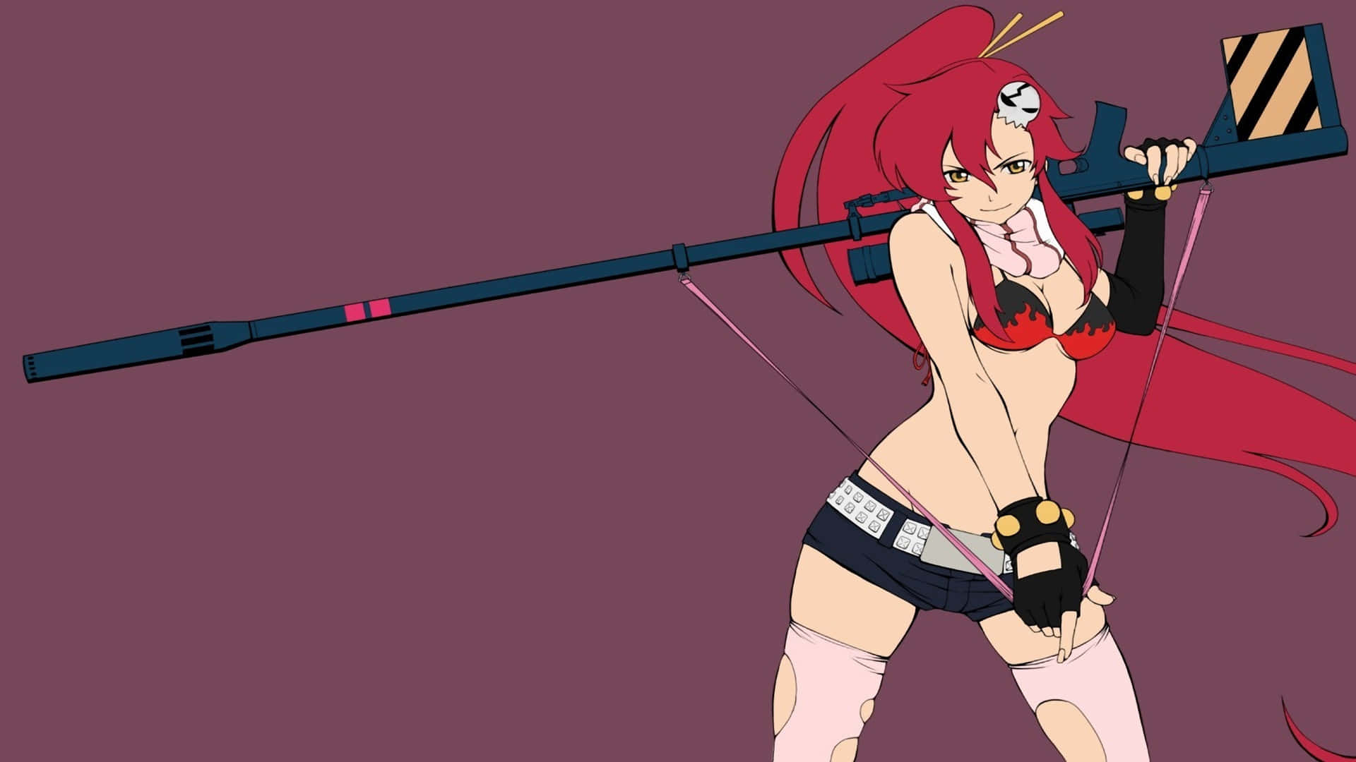 yoko littner 桌布 壁紙 — 一位紅髮動漫女孩穿著比基尼和短褲，在純栗色背景前拿著一把大型狙擊步槍。