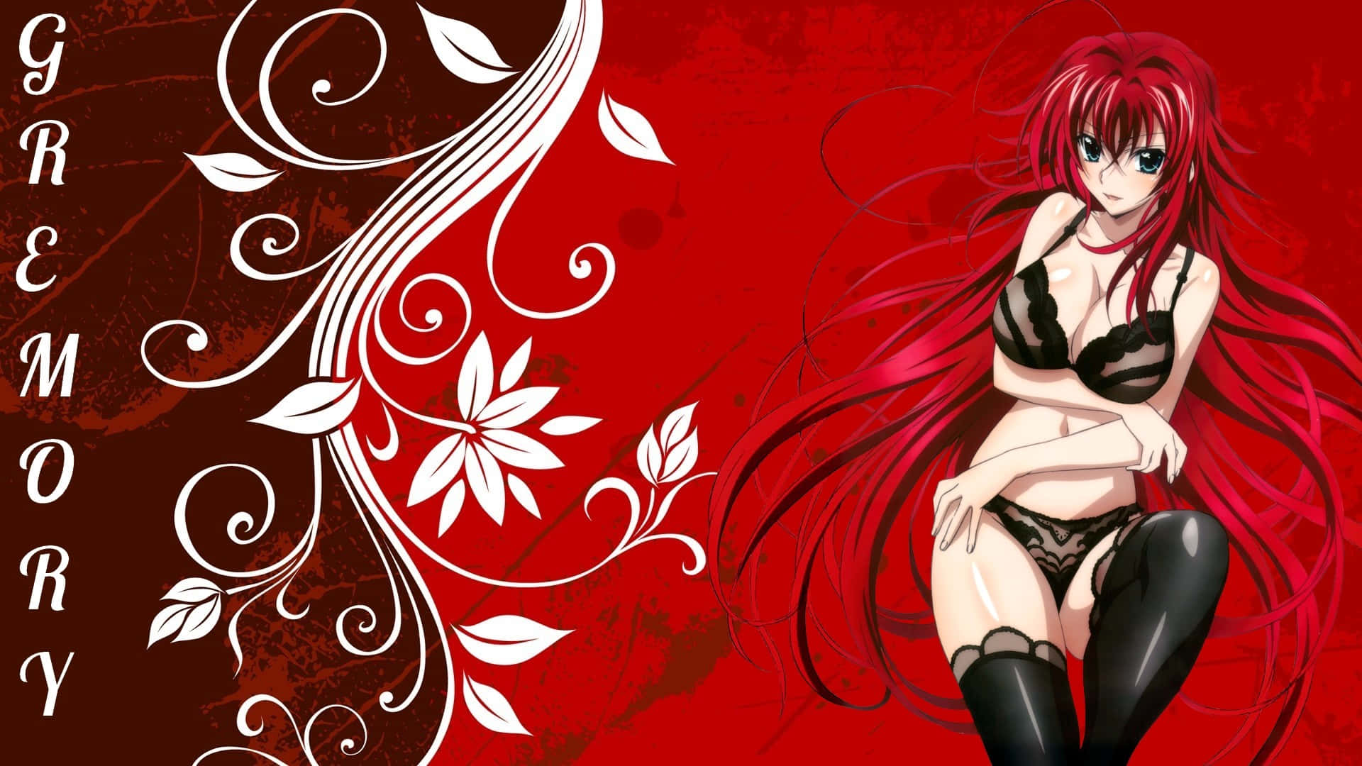Rias Gremory 桌布 壁紙 — 一位紅髮動漫女孩穿著黑色內衣，在帶有白色花卉漩渦和垂直排列的「GREMORY」字樣的鮮紅色背景前擺姿勢。