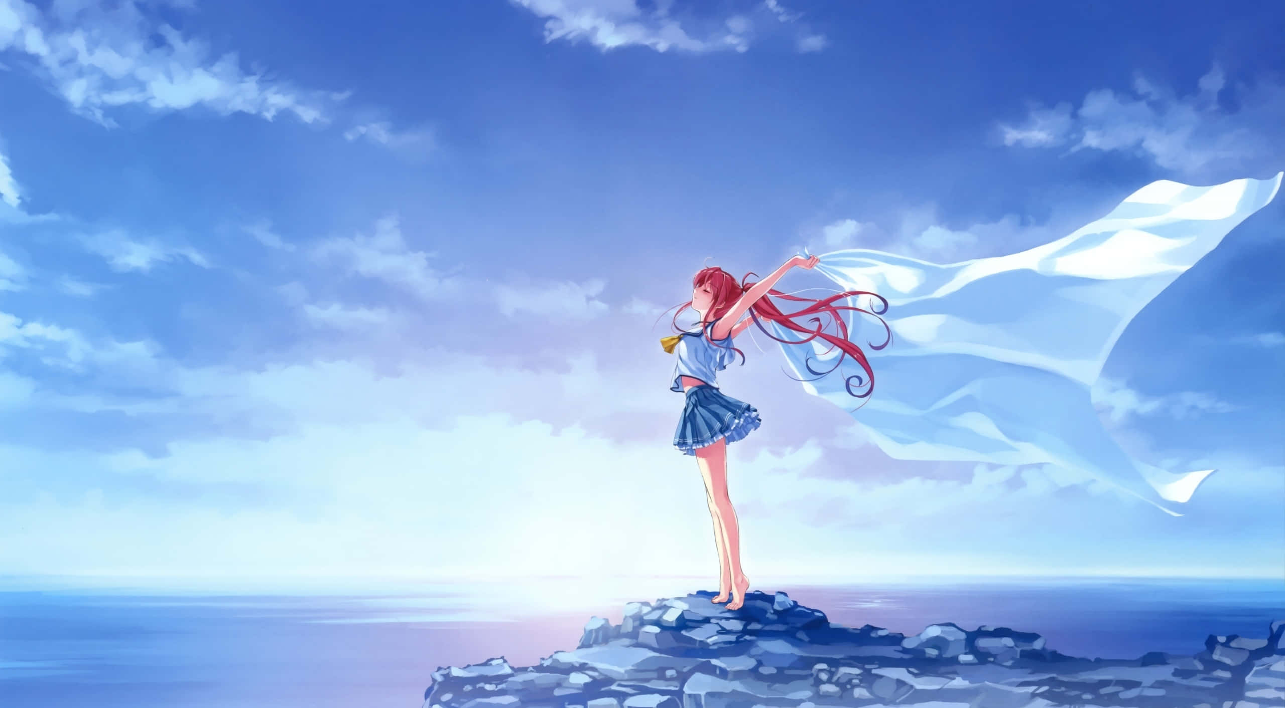 Freedom 桌布 壁紙 — 一位紅髮動漫女孩身穿藍色連衣裙，赤腳站在懸崖邊緣，白色圍巾在廣闊的藍天下隨風飄揚。
