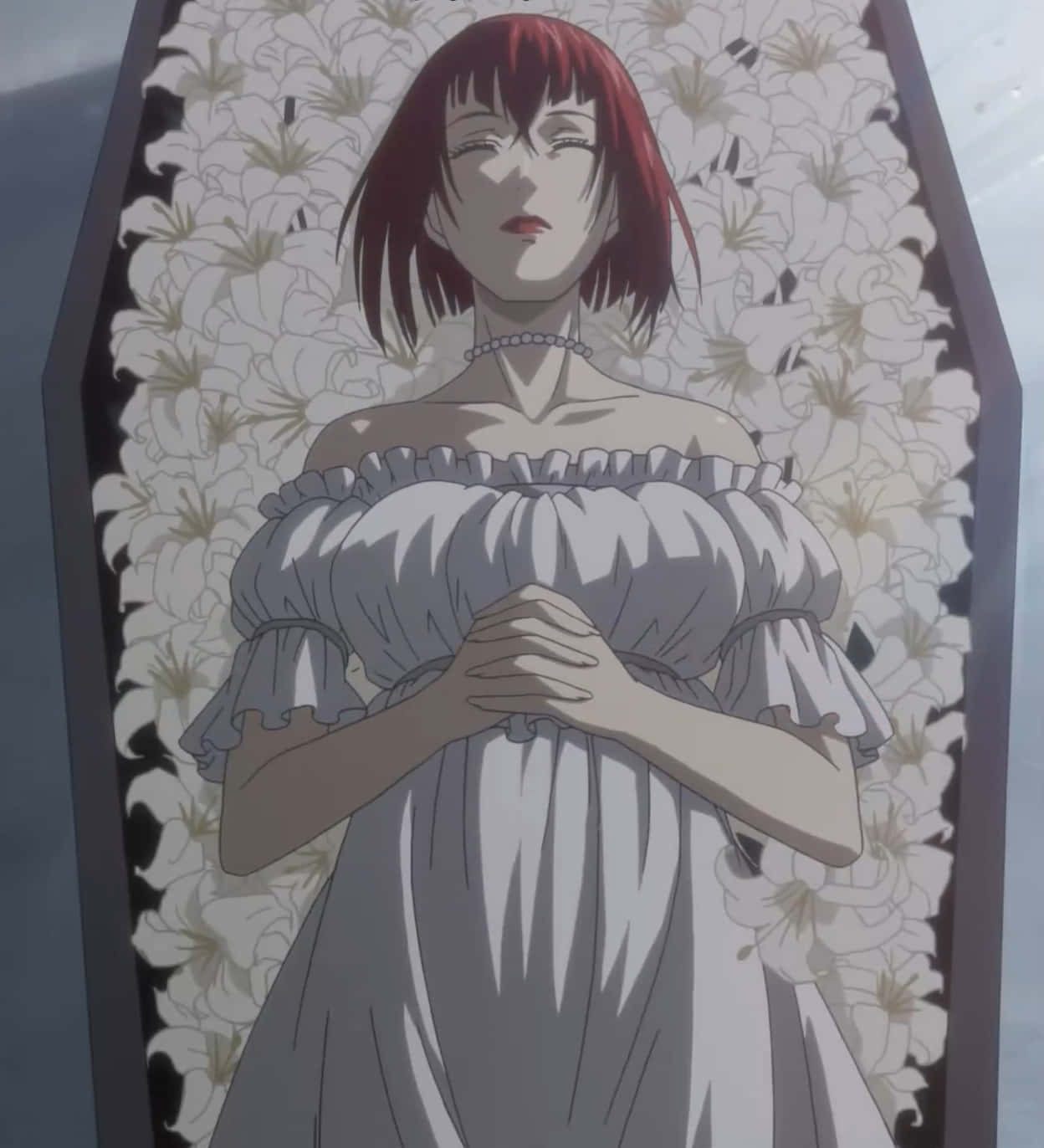 Madam Red 桌布 壁紙 — 一位紅髮動漫女性穿著白色連衣裙，安詳地躺在被白色百合花環繞的棺材中。