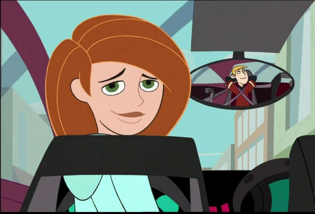 kim possible 桌布 壁紙 — 一位紅髮卡通女性坐在車裡，表情煩惱，而一名男子在後視鏡中微笑。