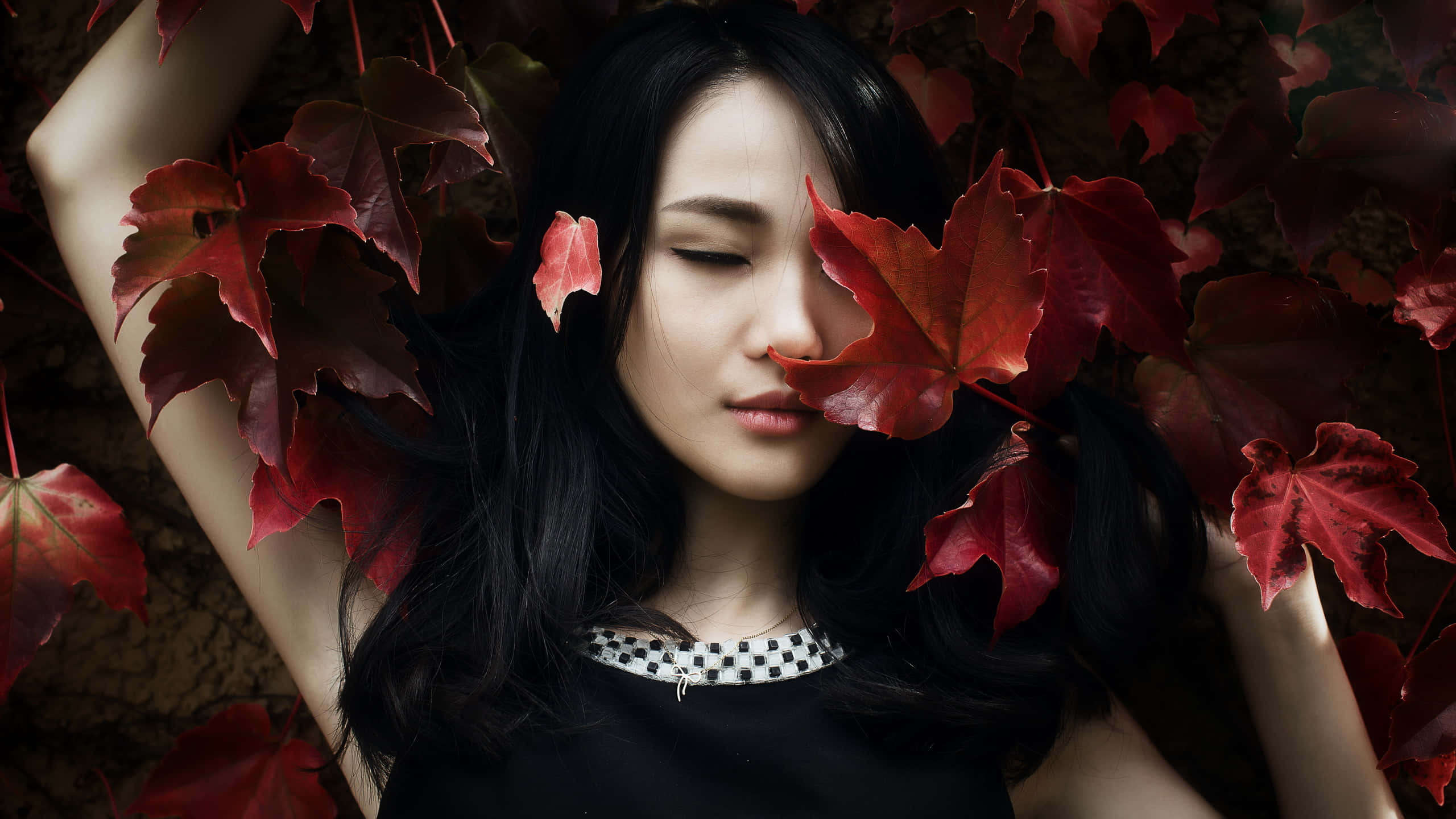 一位紅髮女子站在紅葉前擺姿 壁紙