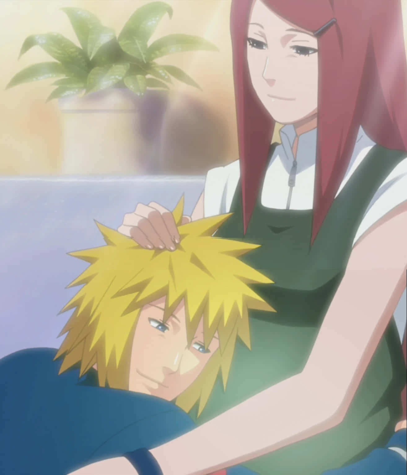 Kushina Uzumaki 桌布 壁紙 — 一位紅髮女性在溫暖陽光的房間裡，背景有盆栽植物，輕輕撫摸一個頭髮豎起的男孩的頭。