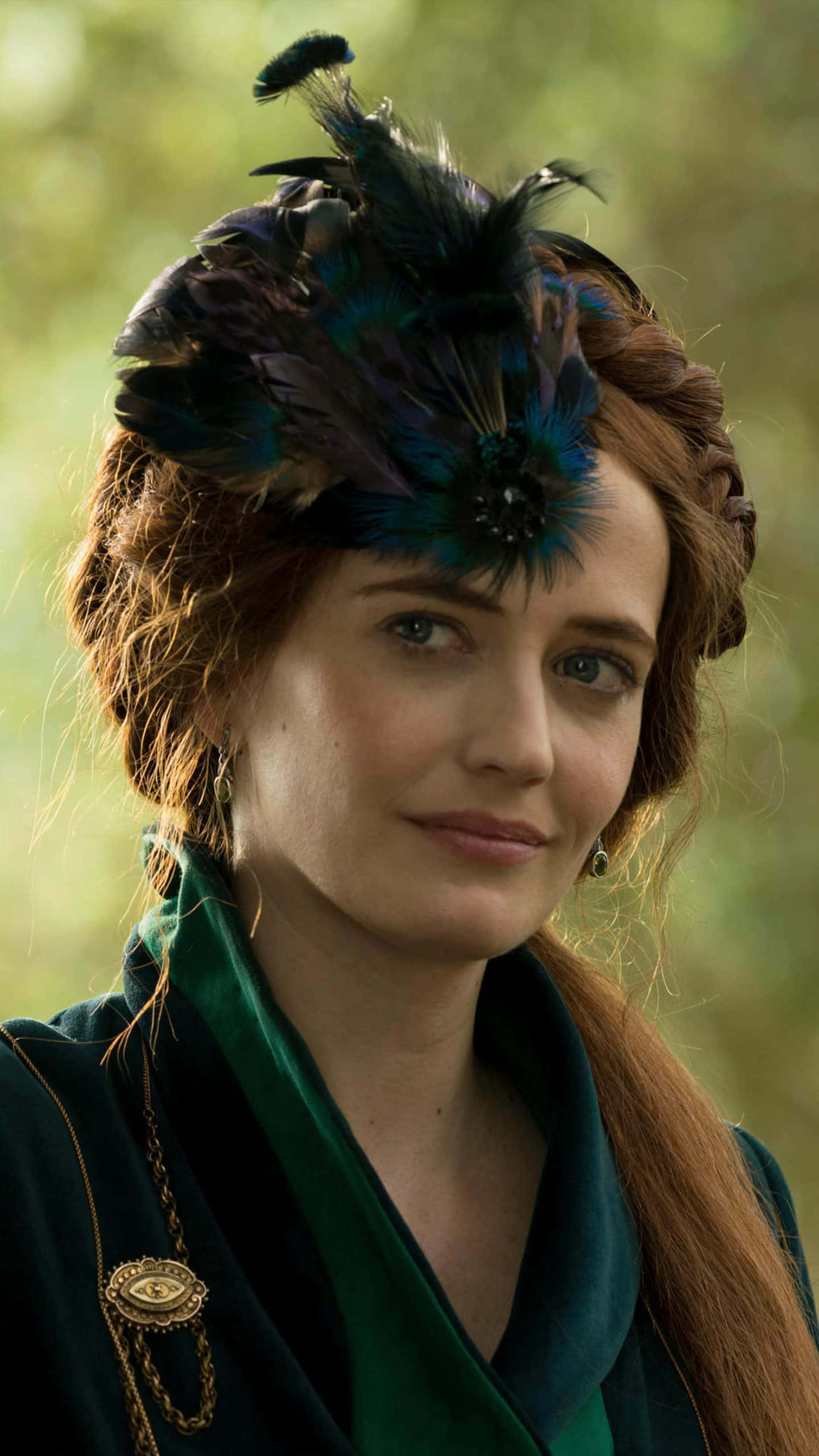 eva green 桌布 壁紙 — 一位紅髮女性戴著孔雀羽毛頭飾，身穿綠色天鵝絨服裝，背景是柔和模糊的森林。