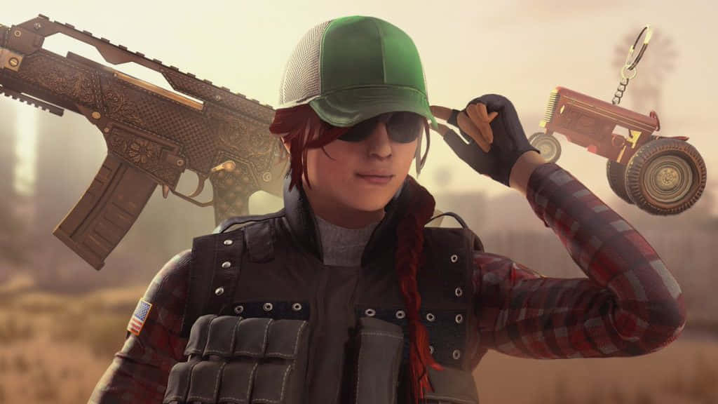 Rainbow Six Siege Ash 桌布 壁紙 — 一位紅髮女玩家戴著綠色帽子、穿著格仔襯衫，在塵土飛揚的田野中手持玩具拖拉機，肩上扛著一把裝飾步槍。