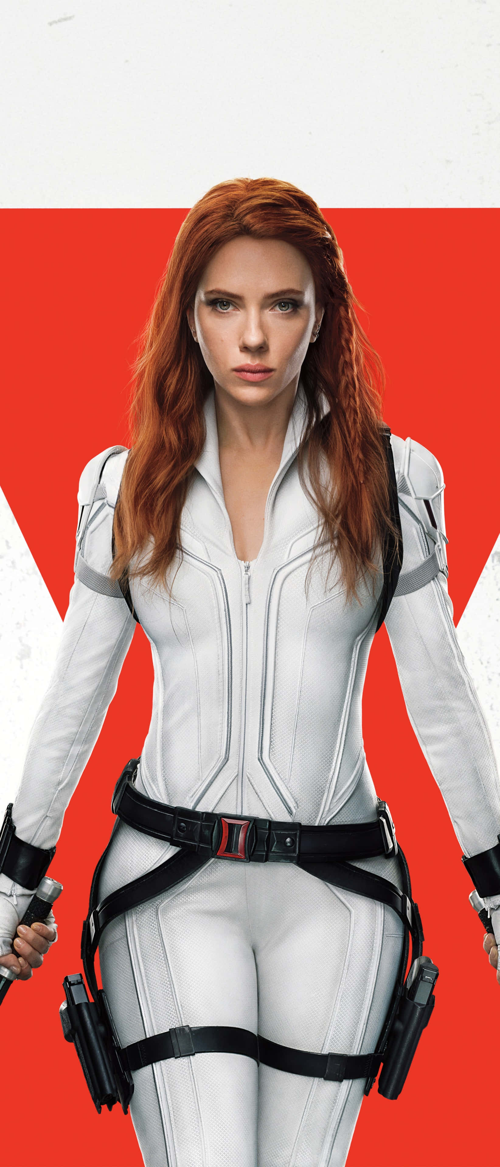 Natasha Romanoff 桌布 壁紙 — 一位紅髮的兇猛女性穿著白色戰術服，站在大膽的紅白背景前，手持武器。
