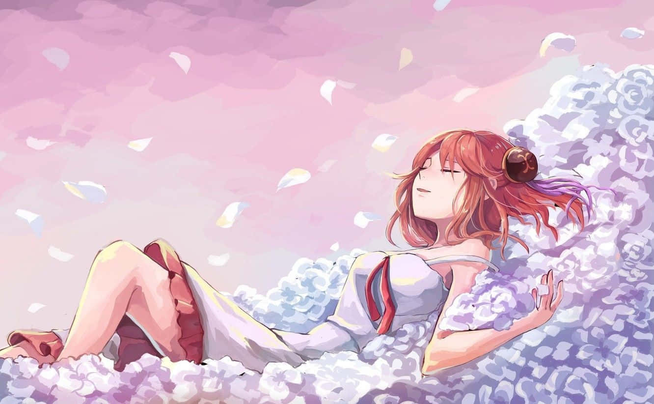 Sleep 桌布 壁紙 — 一位紅髮的寧靜動漫女孩，在柔和的粉紅色天空下，安詳地躺在白色花田上。