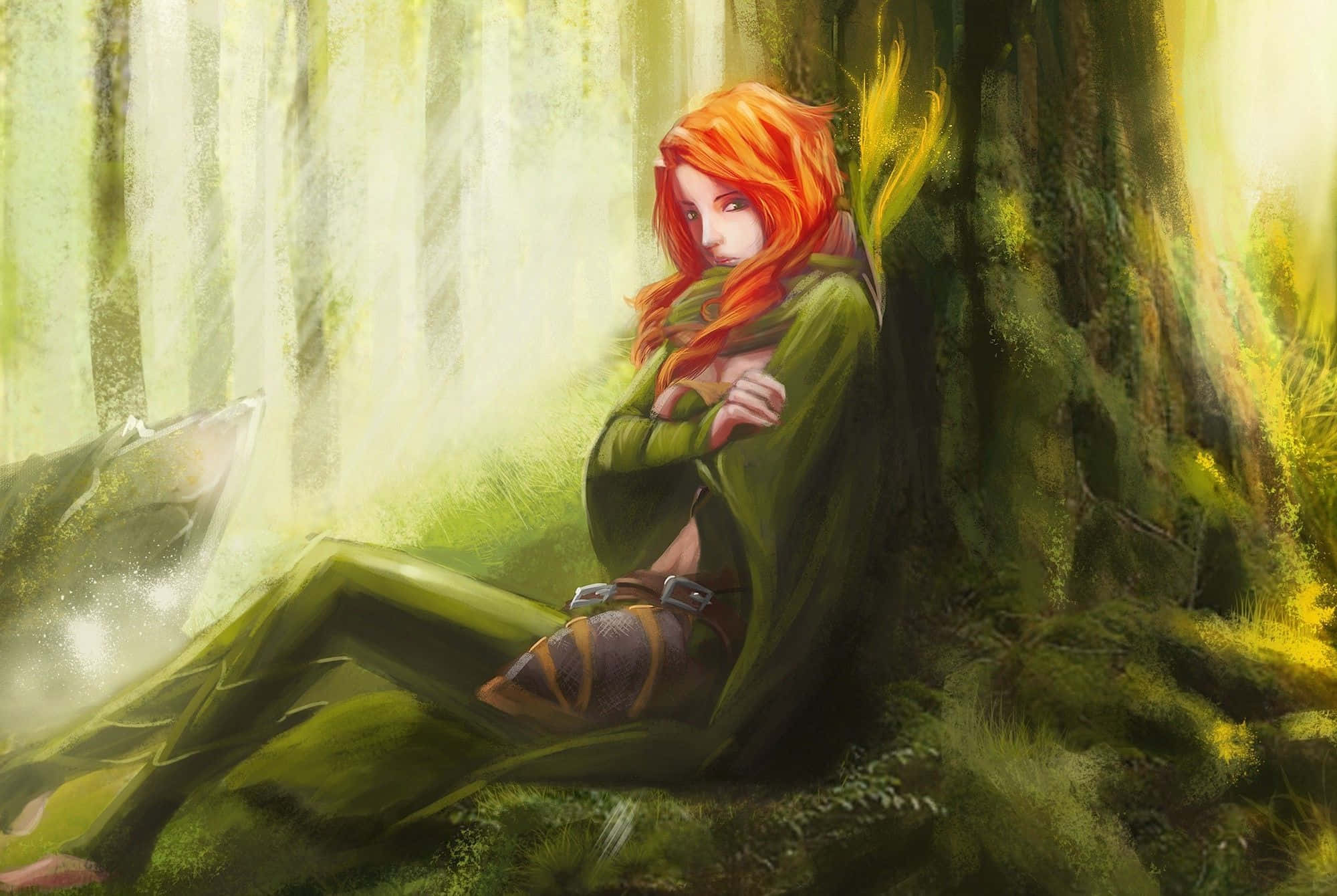 Windranger 桌布 壁紙 — 一位紅髮精靈身穿綠色長袍，靠著長滿苔蘚的樹木，在陽光斑駁的森林中沉思。