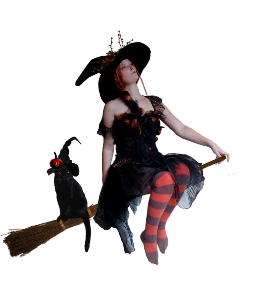 Witches Broom 桌布 壁紙 — 一位紅髮黑帽的女巫騎著掃帚，旁邊有一隻戴著南瓜帽的黑貓。
