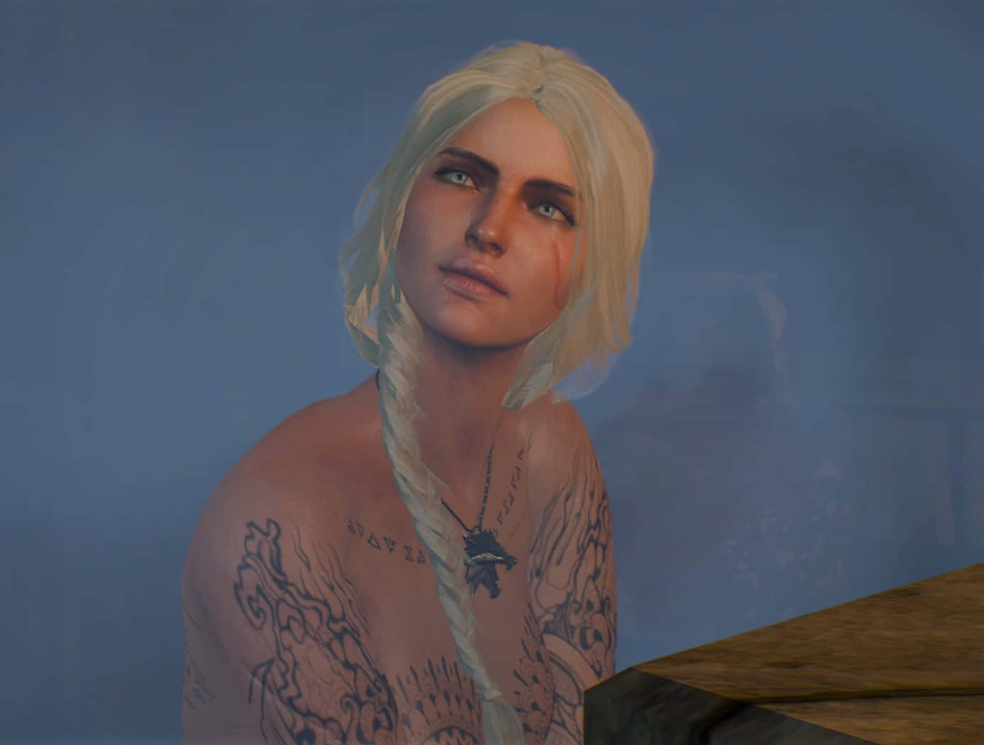 Ciri 桌布 壁紙 — 一位紋身女子，編織金髮，臉頰上有一滴淚水，在柔和的藍色背景下向上凝視。