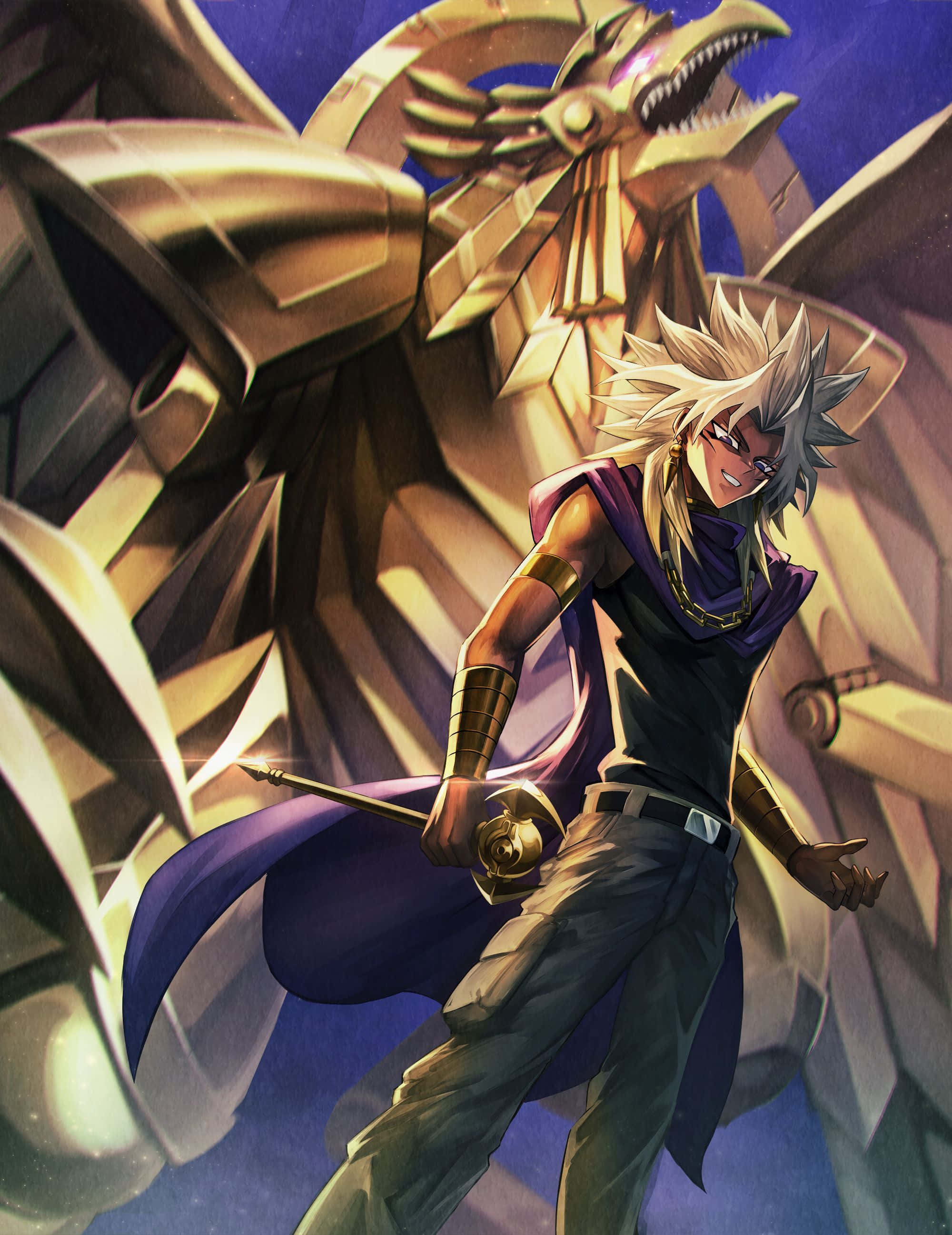 The Winged Dragon Of Ra 桌布 壁紙 — 一位紫色斗篷、刺蝟頭的動漫戰士，在深藍色天空下，於巨大的金色龍雕像前揮舞著發光的劍。