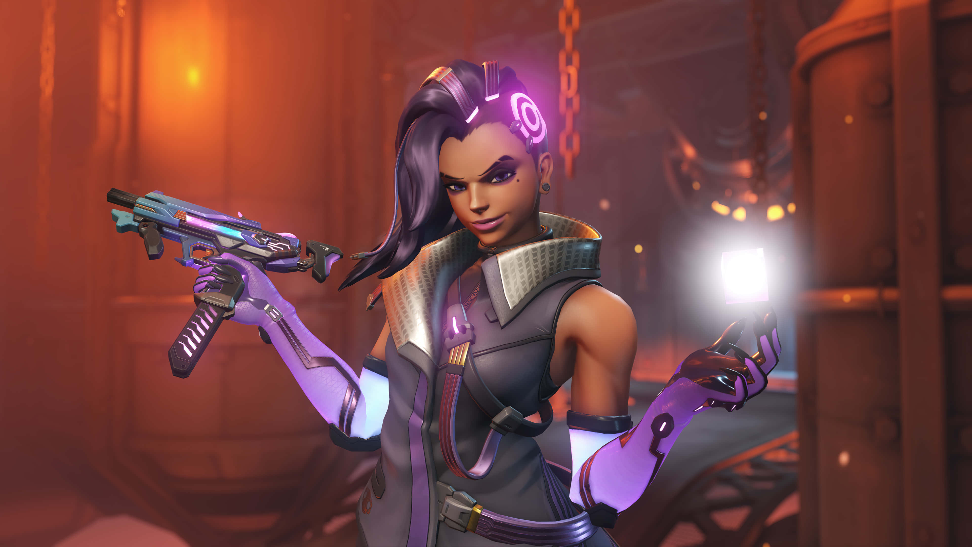 Overwatch Heroes 桌布 壁紙 — 一位紫色頭髮、配備發光科技裝備的賽博龐克女性特工，在昏暗的工業環境中手持未來武器。