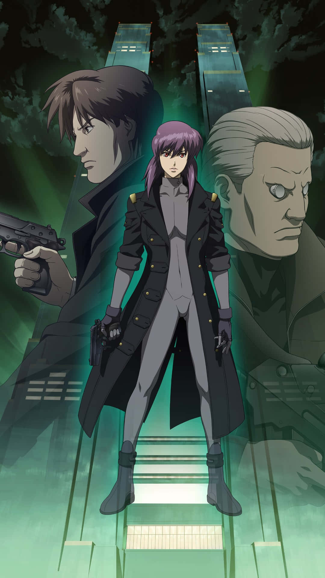 Motoko Kusanagi 桌布 壁紙 — 一位紫色頭髮的動漫女主角穿著黑色風衣，在發光的樓梯上挑釁地站立，兩旁是兩位嚴肅的男性角色，背景是深綠色霓虹燈照亮的城市環境。