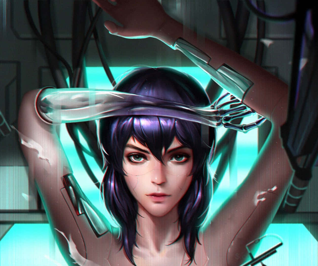 Motoko Kusanagi 桌布 壁紙 — 一位紫髮、擁有發光青綠色機械手臂的賽博龐克動漫女孩，在一個高科技實驗室中舉起雙手。