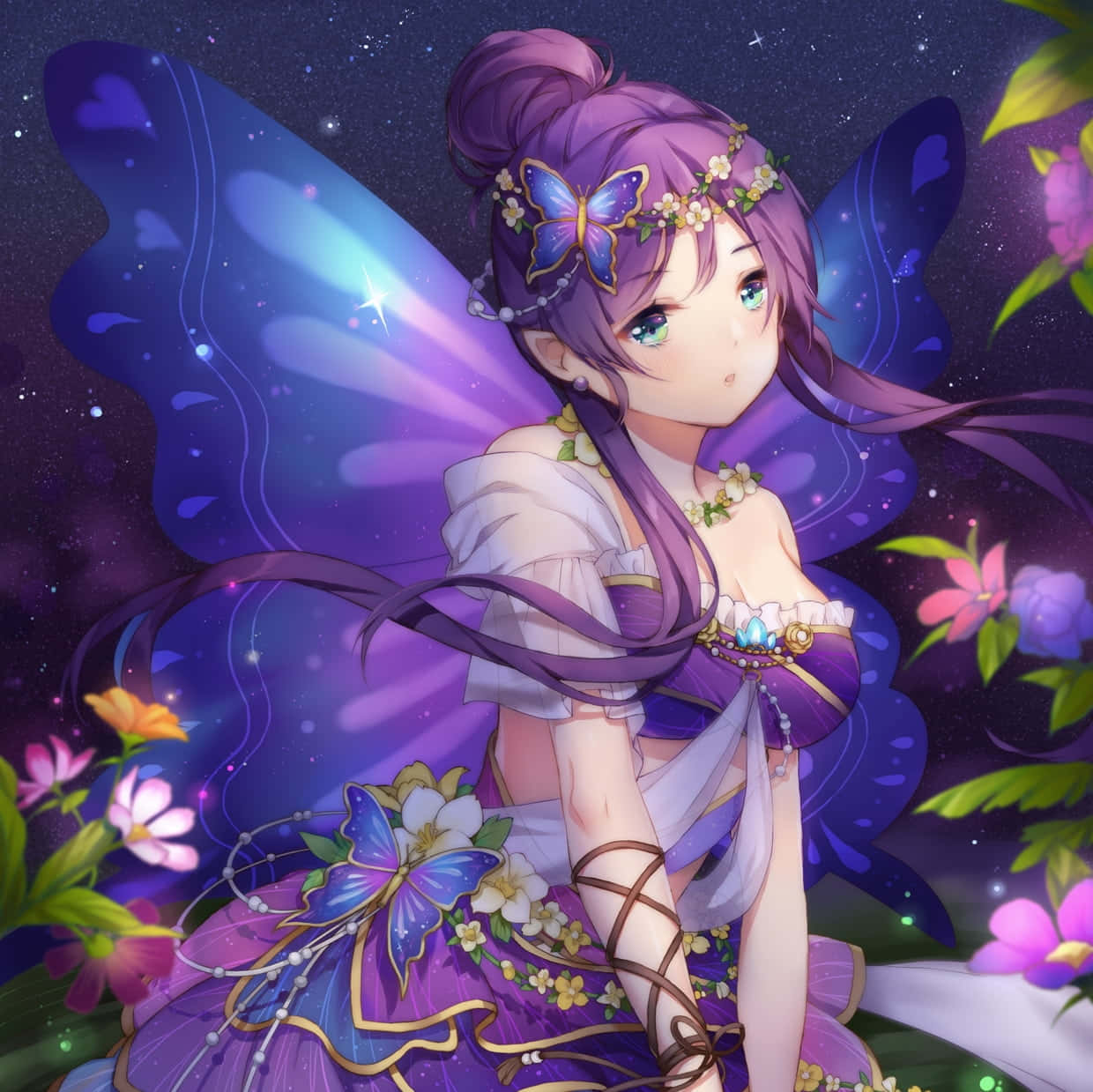 Cute Fairy 桌布 壁紙 — 一位紫髮仙子擁有蝴蝶翅膀，坐在星空下發光的花朵中。