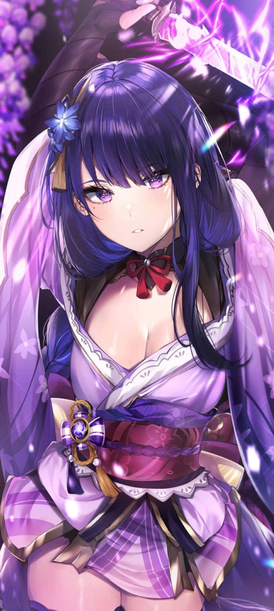 Baal Genshin Impact 桌布 壁紙 — 一位紫髮動漫女孩穿著帶有紅色蝴蝶結的精緻紫色和服，站在發光的魔法能量和櫻花之中。