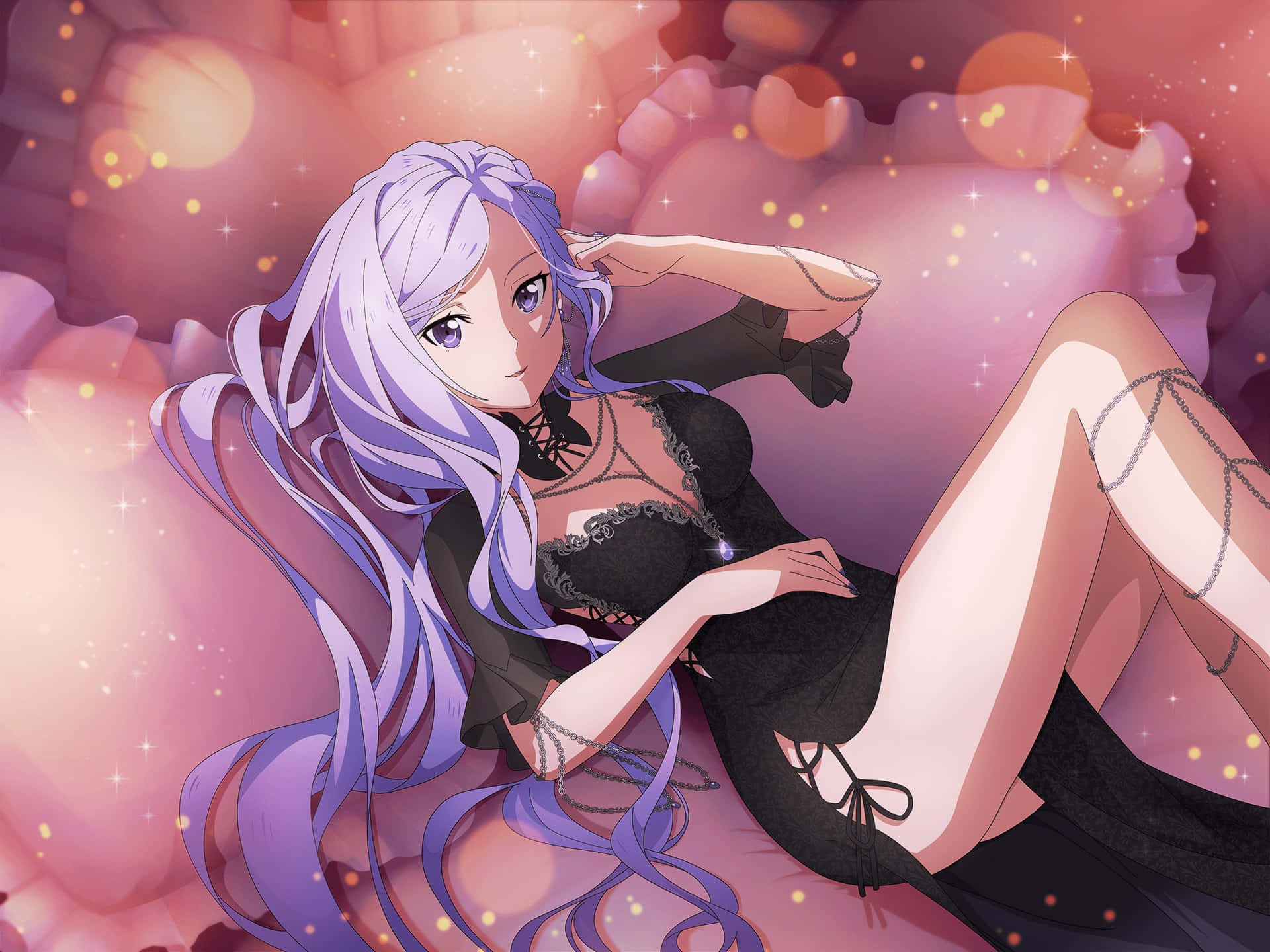 Sword Art Online Quinella 桌布 壁紙 — 一位紫髮動漫女孩穿著黑色蕾絲服裝，在夢幻的粉紅和橙色散景背景中，伴隨著閃爍的光芒，優雅地躺臥著。