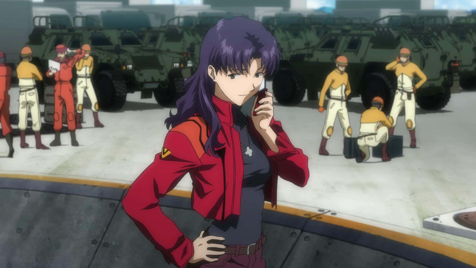 Misato Katsuragi 桌布 壁紙 — 一位紫髮動漫女性穿著紅色外套在講電話，背景有軍人和裝甲車。