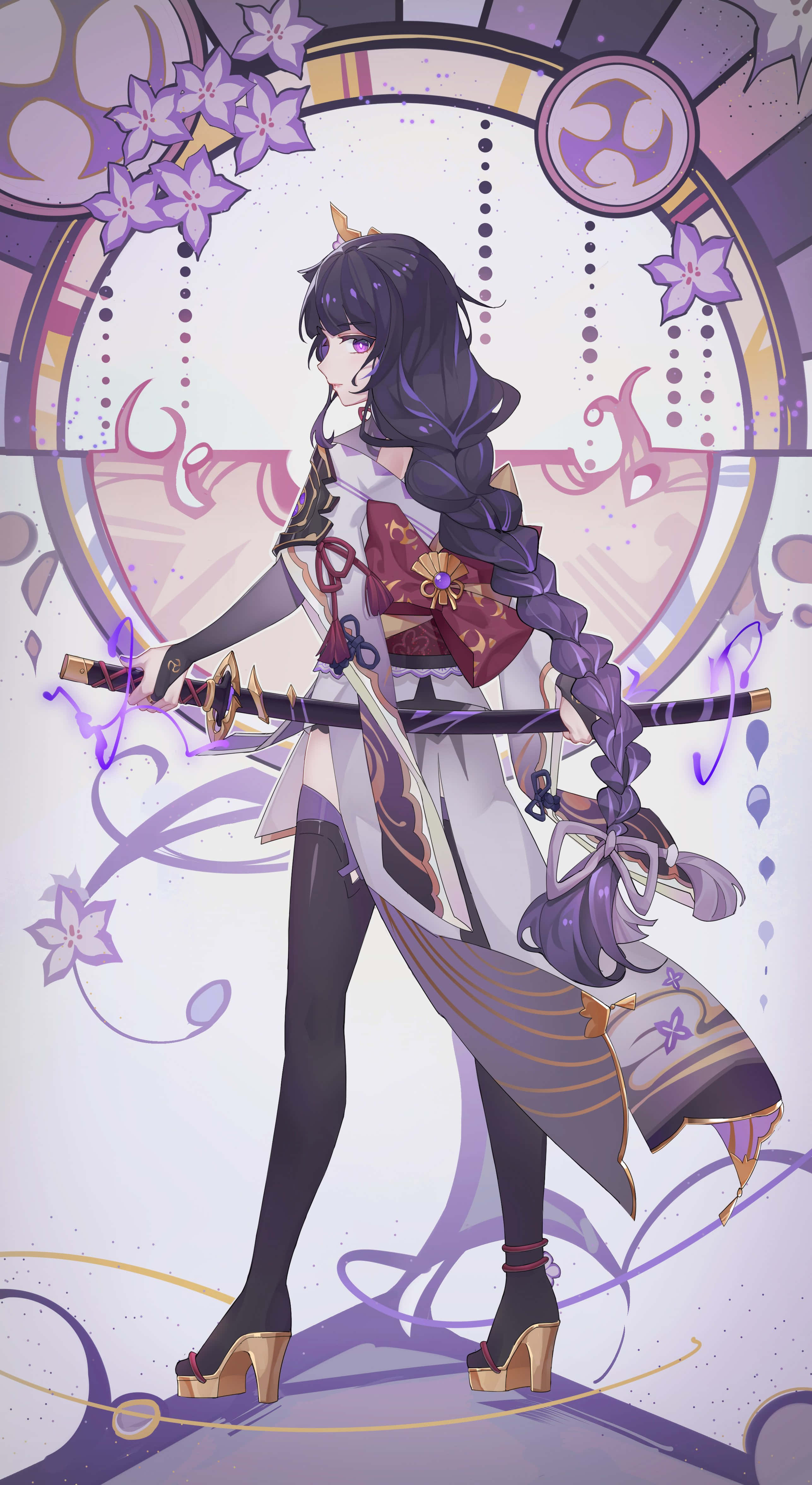 Baal Genshin Impact 桌布 壁紙 — 一位紫髮動漫少女穿著傳統風格服飾，在裝飾性圓形花卉圖案背景前手持劍。