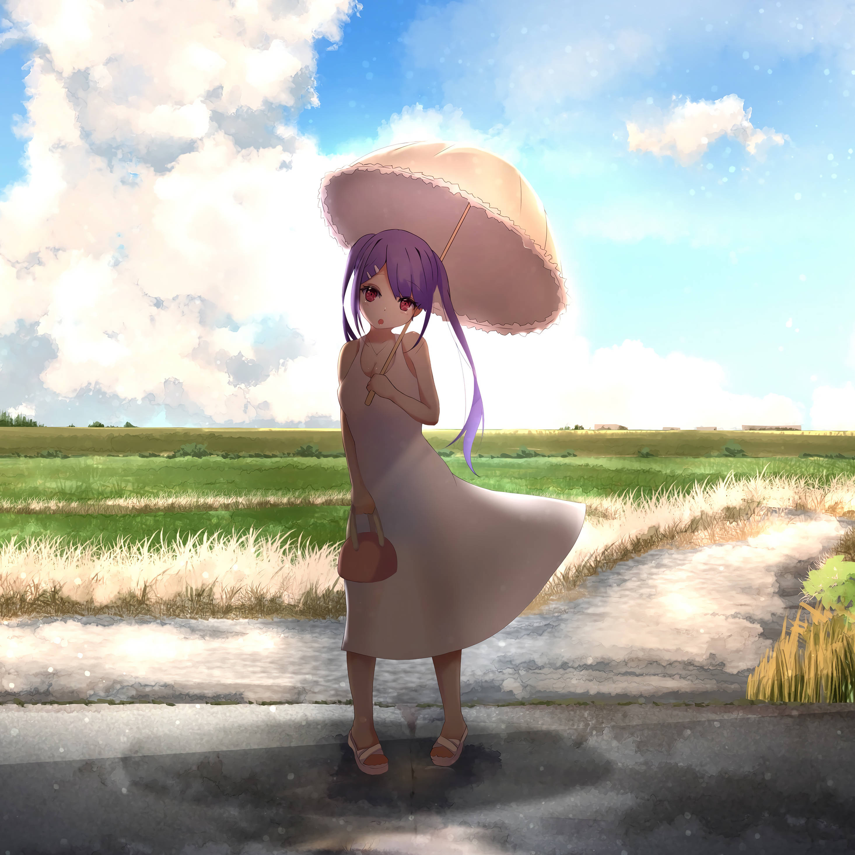 動漫女孩 桌布 壁紙 — 一位紫髮動漫少女穿著淺色連衣裙，在鄉間小路上撐著粉紅色陽傘，背景是晴朗的藍天和白雲。