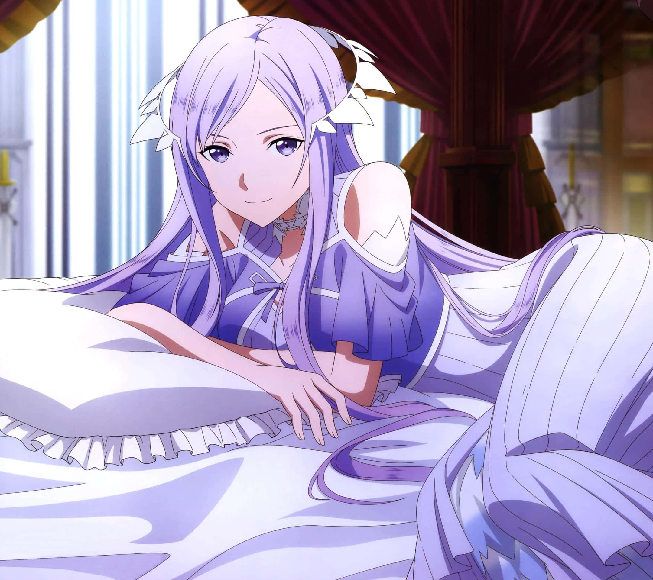 Sword Art Online Quinella 桌布 壁紙 — 一位紫髮動漫少女穿著荷葉邊連衣裙，躺在舖有白色床單的床上，房間燈光溫暖。