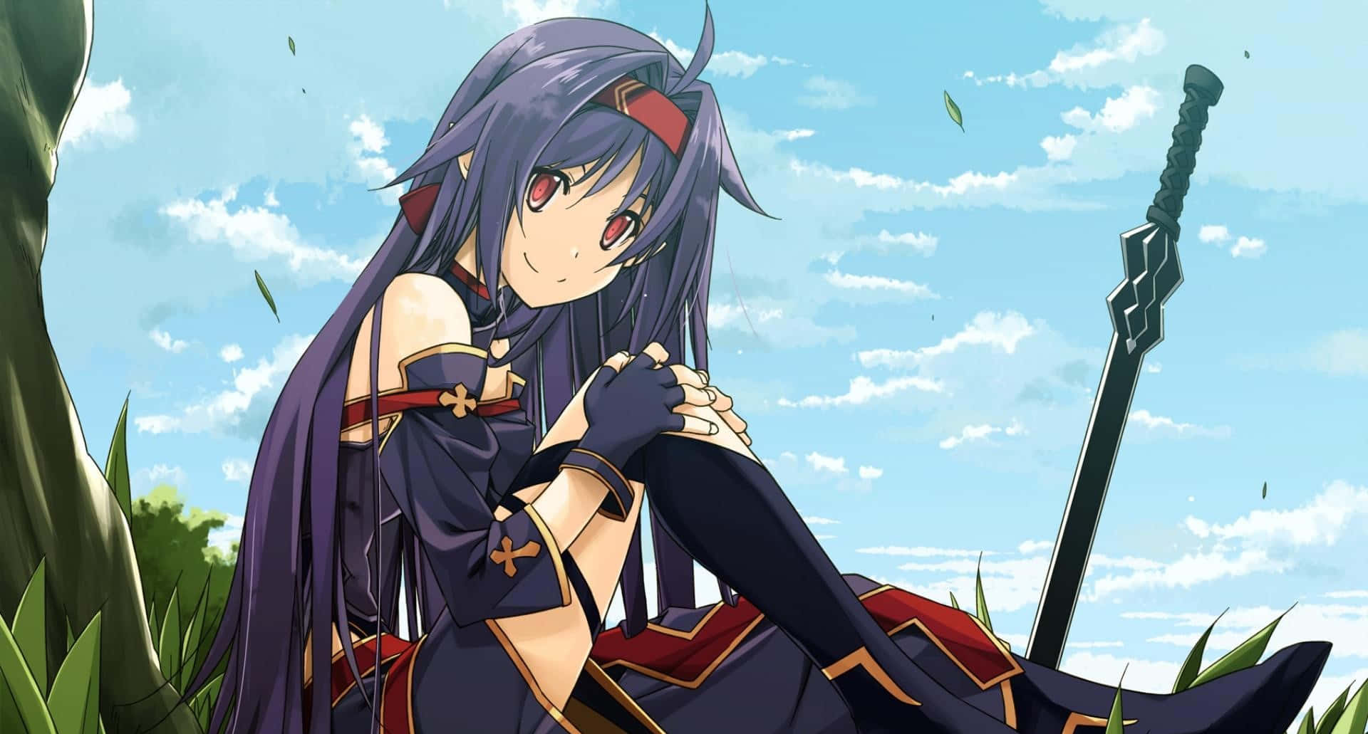 Yuuki Konno 桌布 壁紙 — 一位紫髮動漫少女身穿暗色盔甲，坐在草地上抱著膝蓋，頭上是明亮的藍天和散落的雲朵。