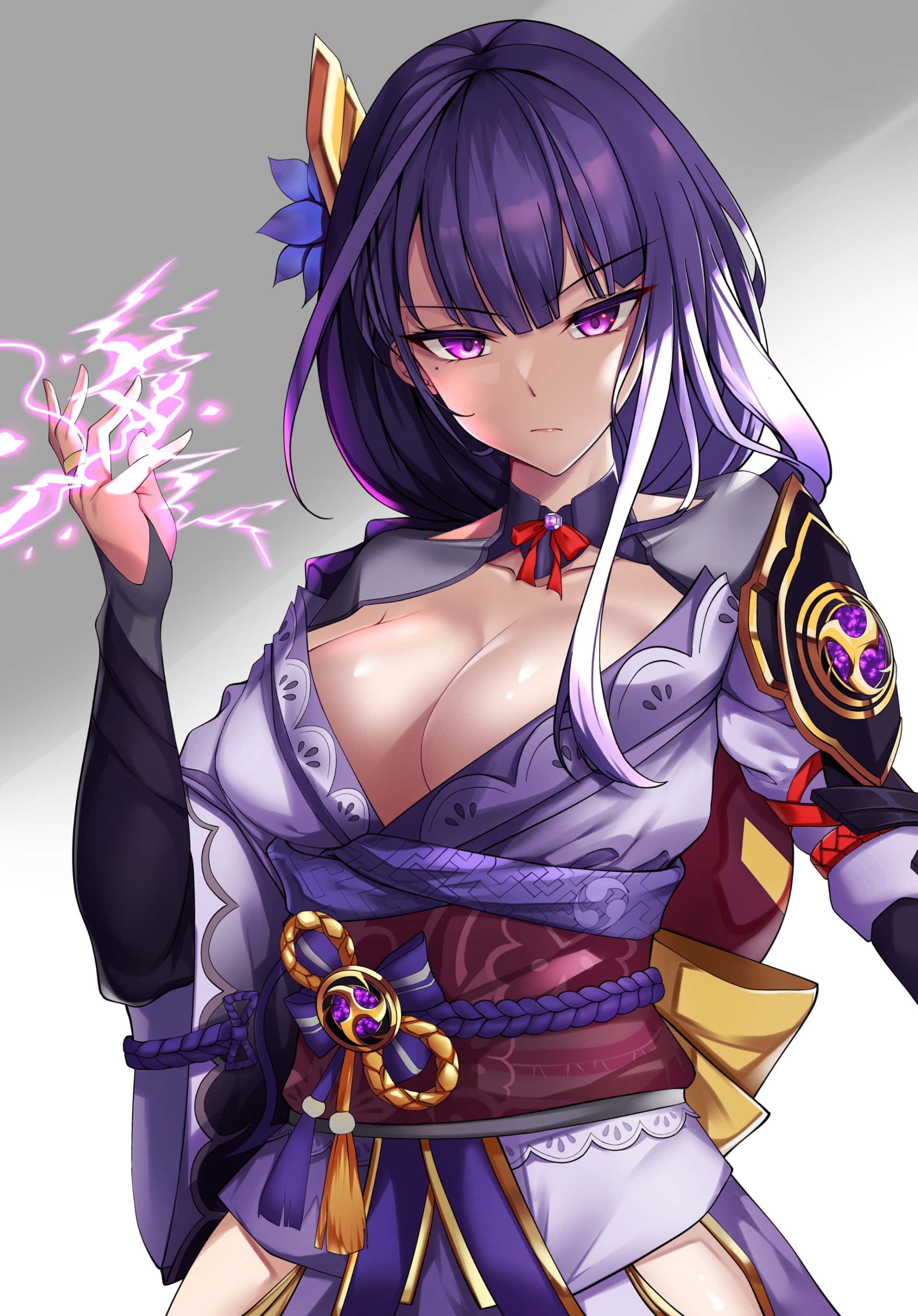 Baal Genshin Impact 桌布 壁紙 — 一位紫髮動漫少女身穿華麗盔甲，在純灰色背景前從舉起的手中釋放出發光的粉紅色能量。