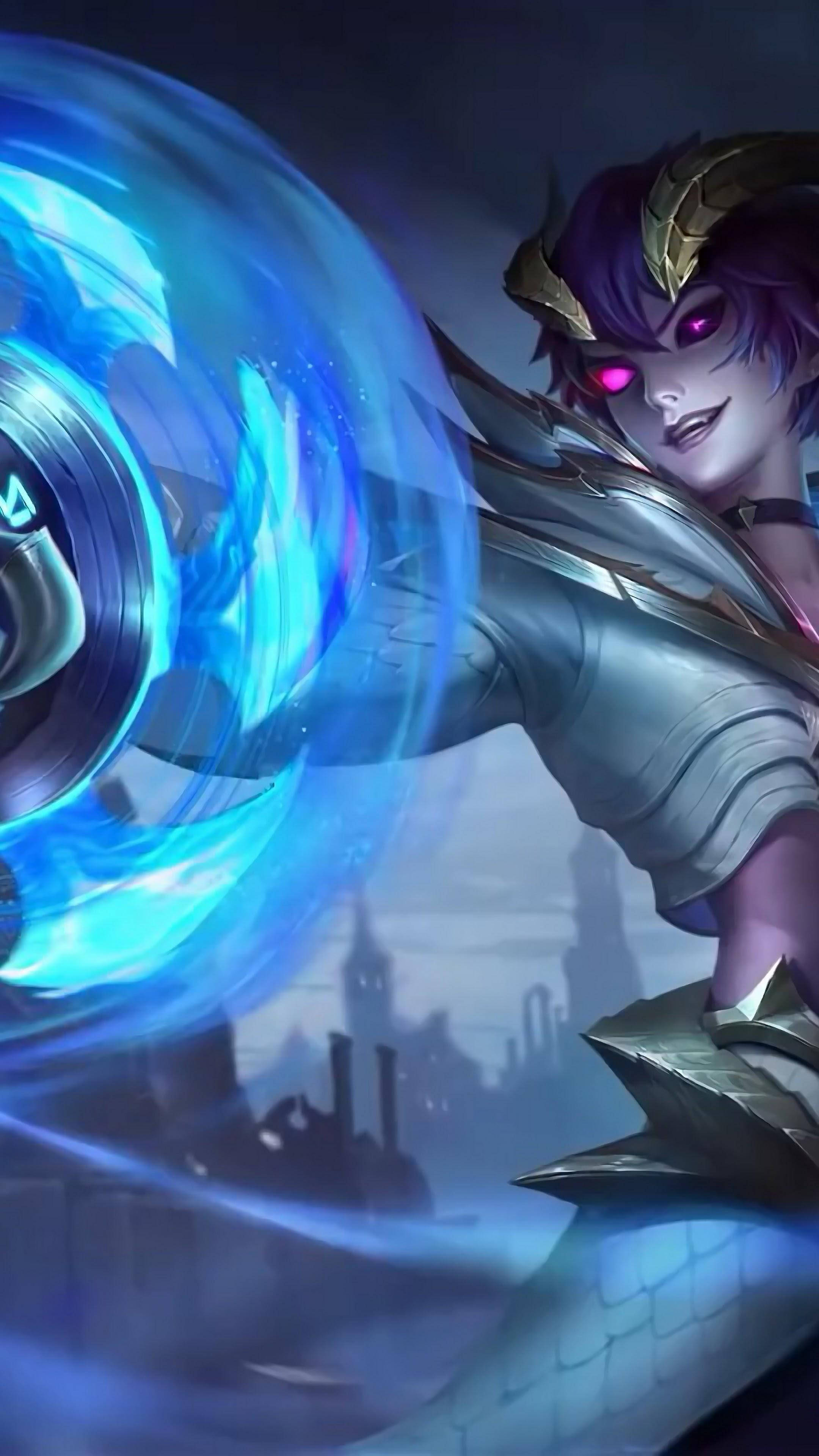 Mobile Legends 桌布 壁紙 — 一位紫髮動漫戰士，擁有發光的粉紅色眼睛，在霧濛濛的城市天際線前揮舞著旋轉的藍色能量劍。
