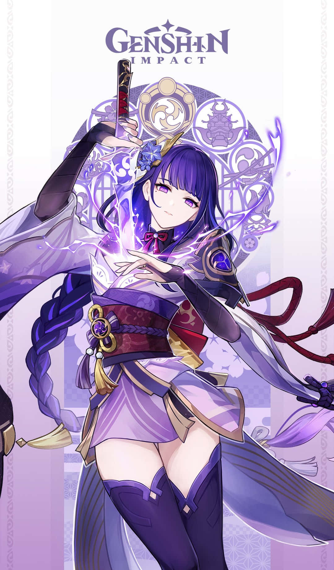 Baal Genshin Impact 桌布 壁紙 — 一位紫髮動漫戰士身穿華麗的傳統盔甲，在裝飾性圖案背景前揮舞著發光的劍。