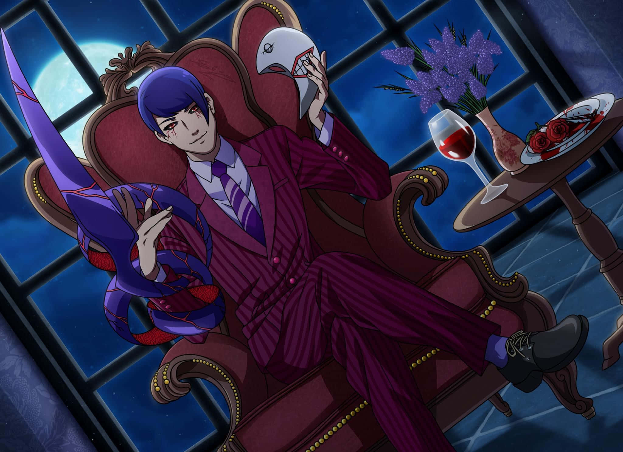 Shuu Tsukiyama 桌布 壁紙 — 一位紫髮動漫男子身穿棗紅色西裝，懶洋洋地坐在華麗的椅子上，手持面具，旁邊放著酒杯和玫瑰，背景是一輪滿月。