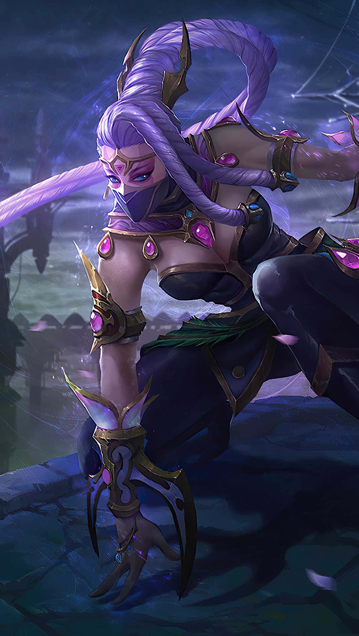Templar Assassin 桌布 壁紙 — 一位紫髮奇幻刺客身穿華麗盔甲，在暴風雨夜空的黑暗石崖上蹲伏。