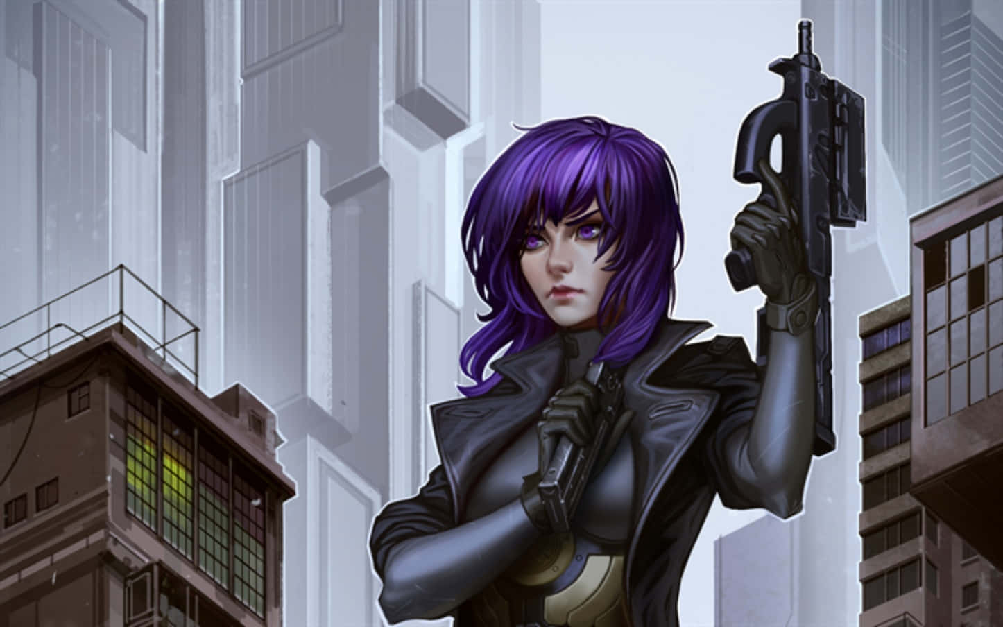 Motoko Kusanagi 桌布 壁紙 — 一位紫髮女刺客身穿黑色皮褸，在聳立的城市建築物中手持衝鋒槍。
