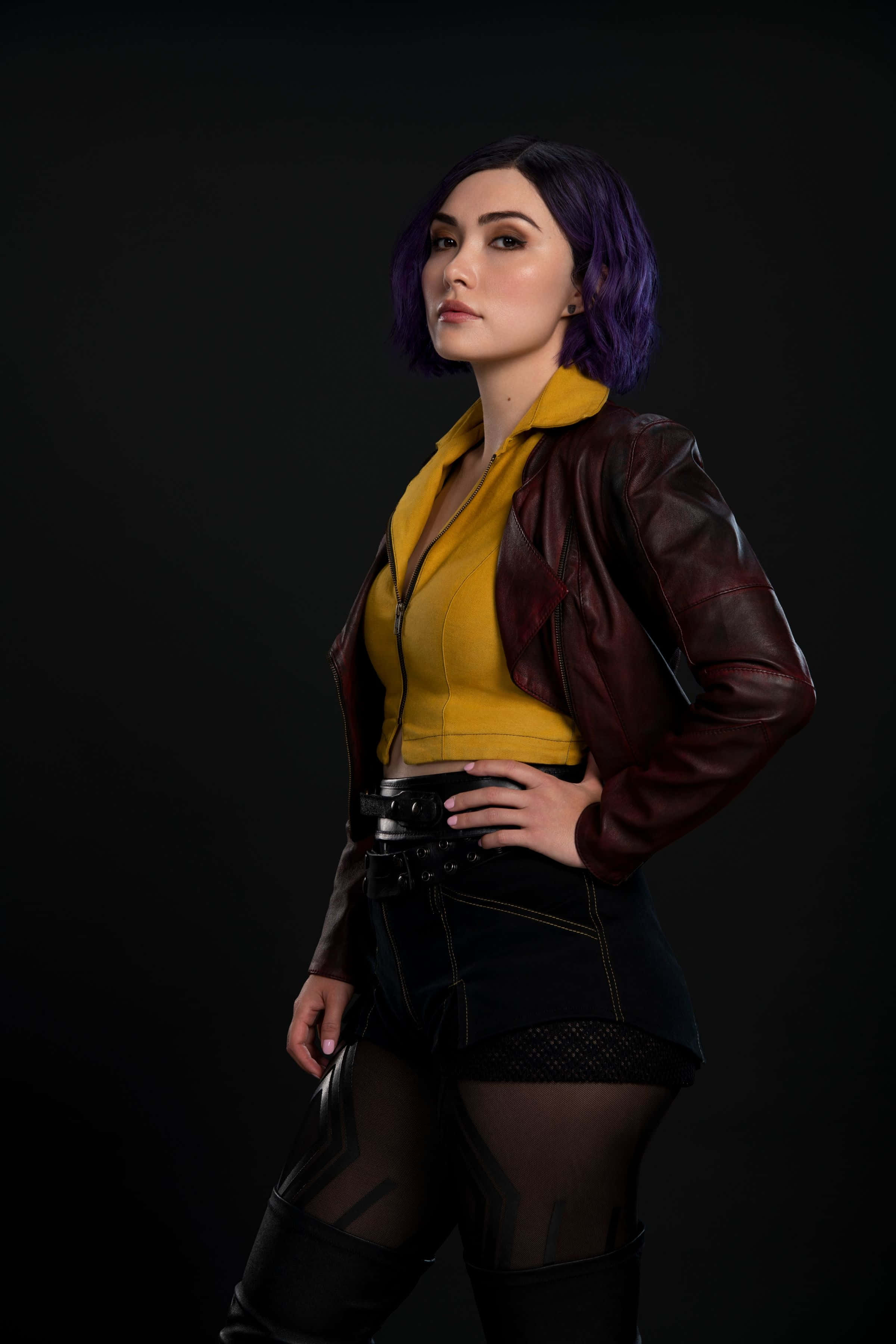 Faye Valentine 桌布 壁紙 — 一位紫髮女性穿著黃色上衣和栗色皮褸，背景為黑色。