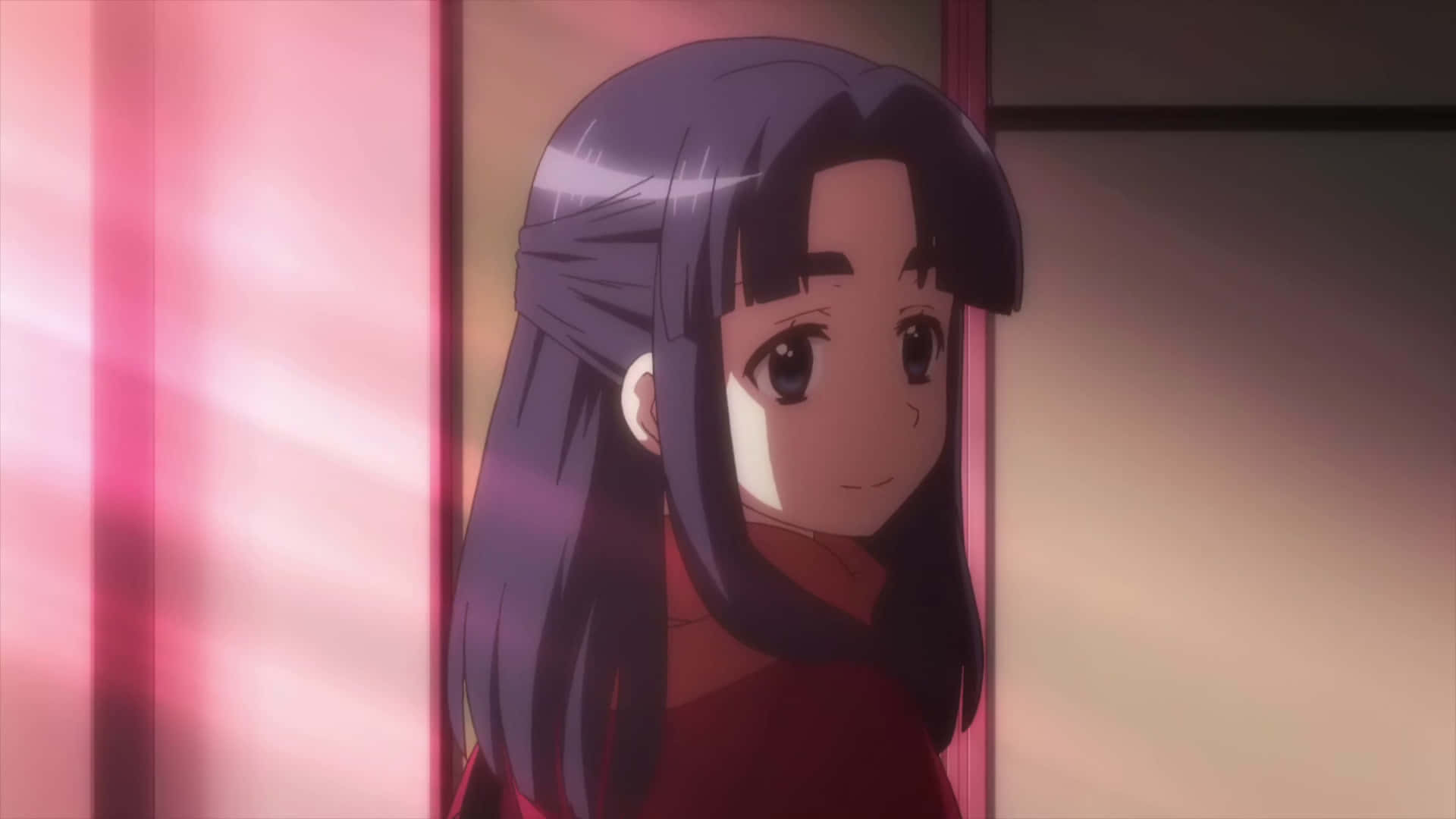 Ryoko Asakura 桌布 壁紙 — 一位紫髮的年輕動漫女孩，帶著溫柔的微笑，從粉紅色燈光的門口探出頭來。