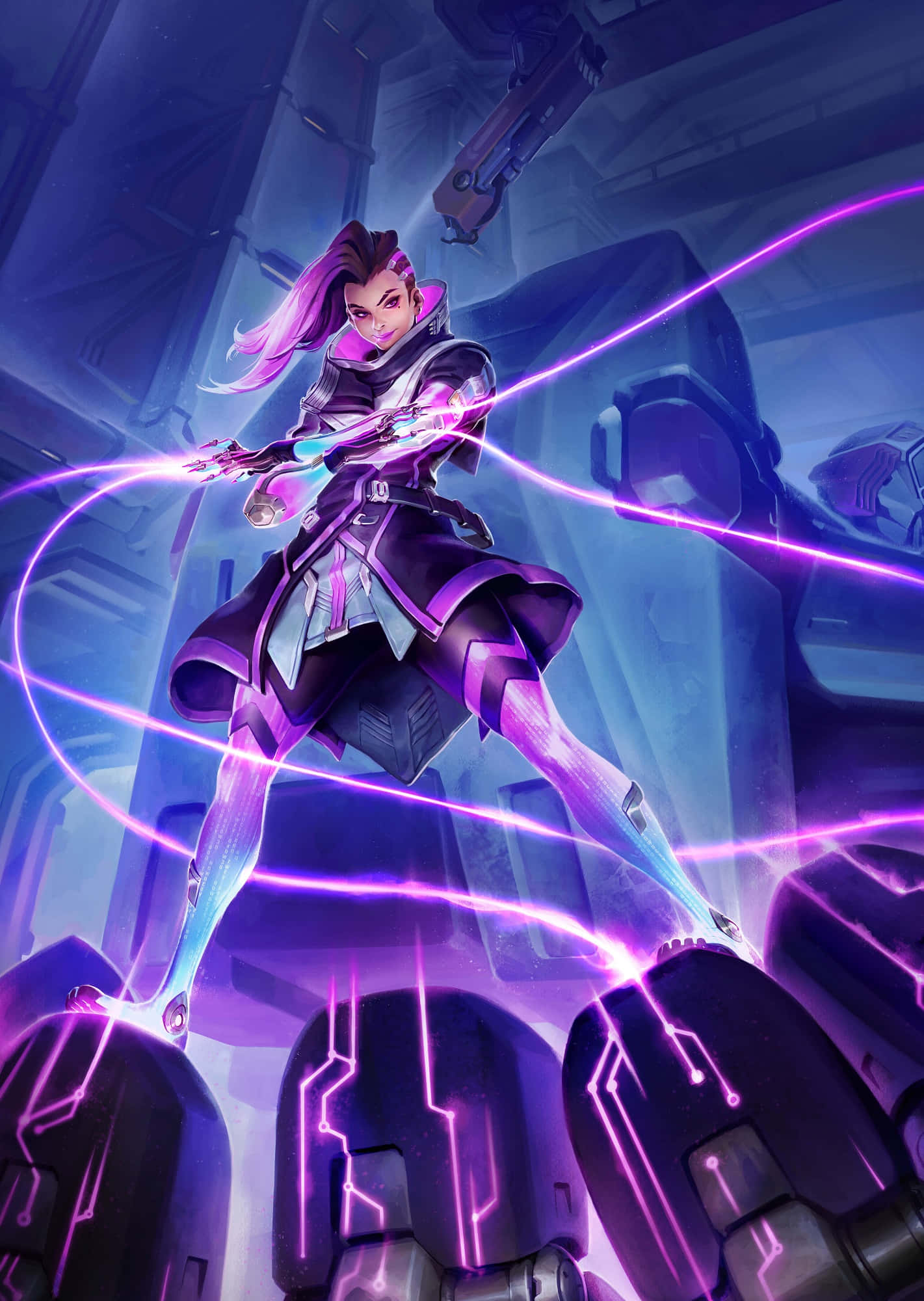 Overwatch Sombra 桌布 壁紙 — 一位紫髮的未來戰士在霓虹燈科幻走廊中揮舞發光的能量刀片。